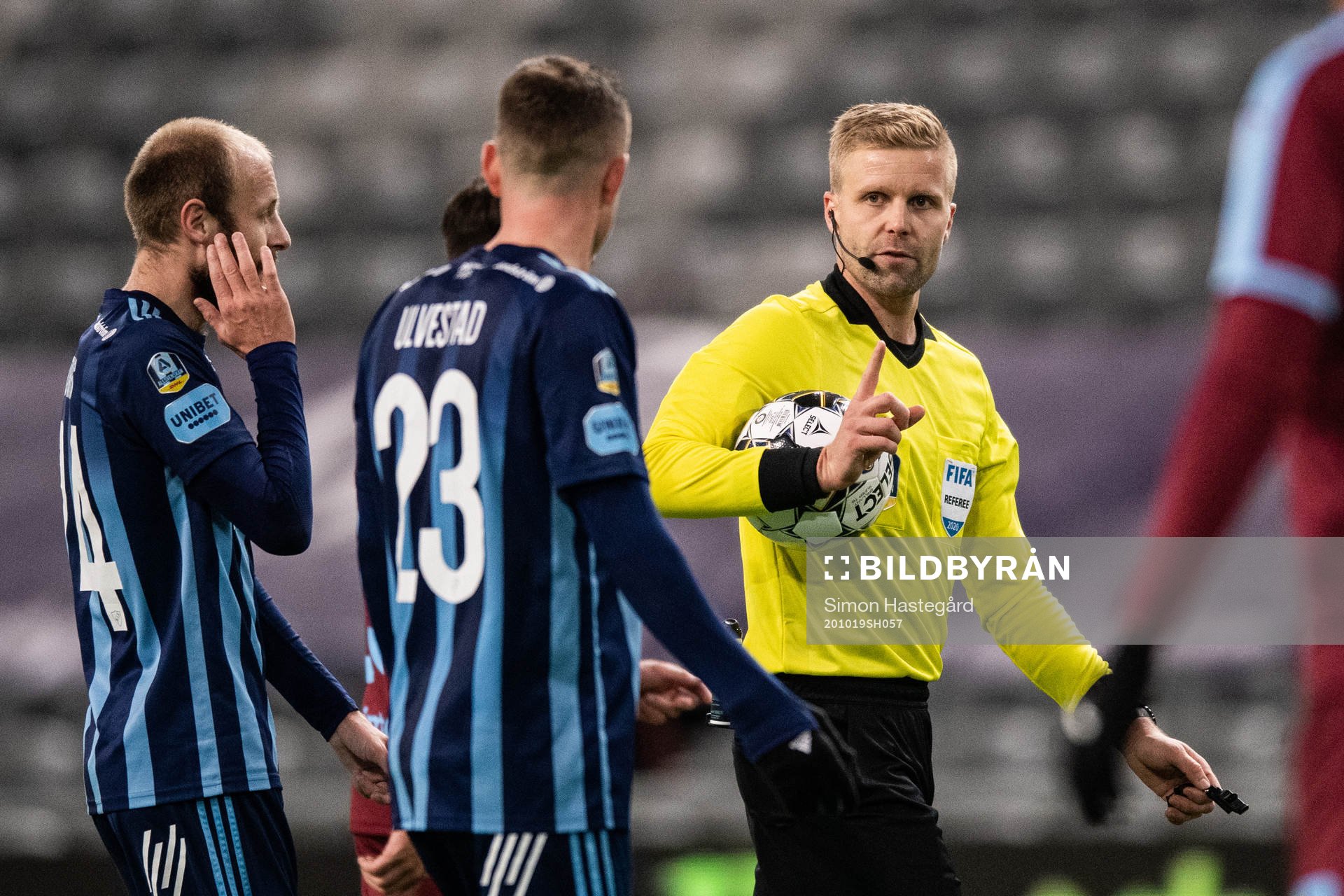 Djurgårdens spelare diskuterar med domare Glenn Nyberg