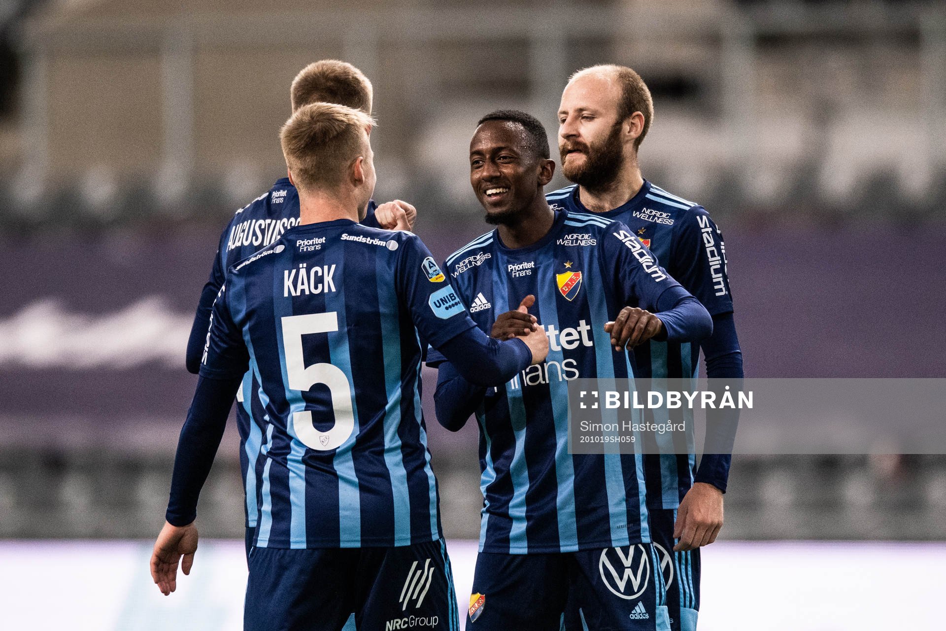 Djurgårdens Elliot Käck, Mattias Mitku och Curtis Edwards jublar efter fotbollsmatchen i Allsvenskan mellan Djurgården och Malmö FF den 19 oktober 2020 i Stockholm.