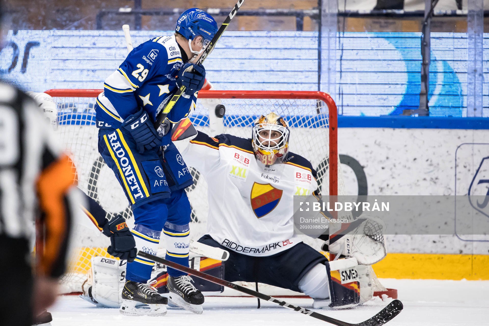 Leksands Emil Heineman och Djurgårdens målvakt Niklas