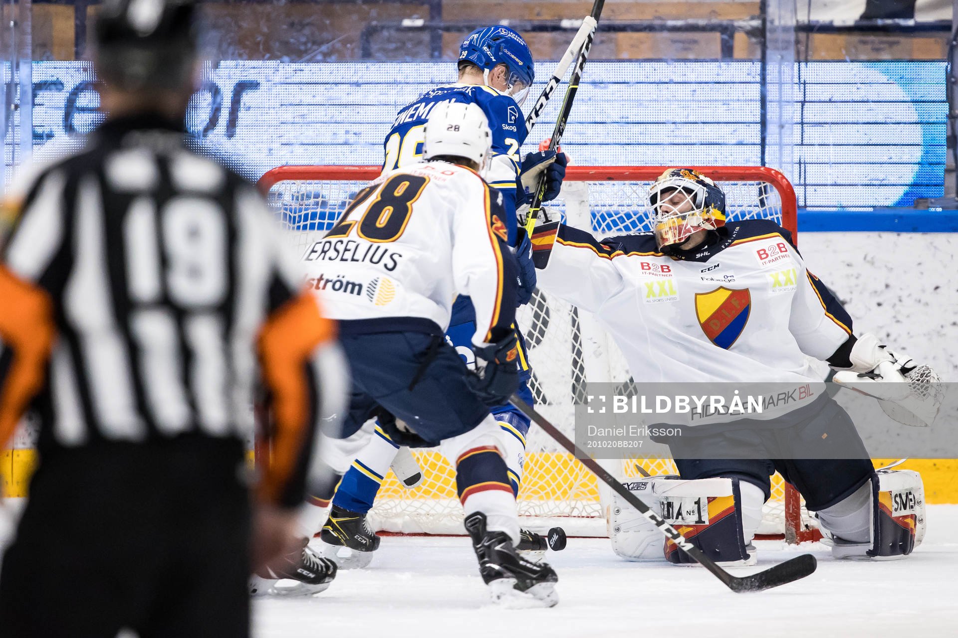 Leksands Emil Heineman och Djurgårdens målvakt Niklas