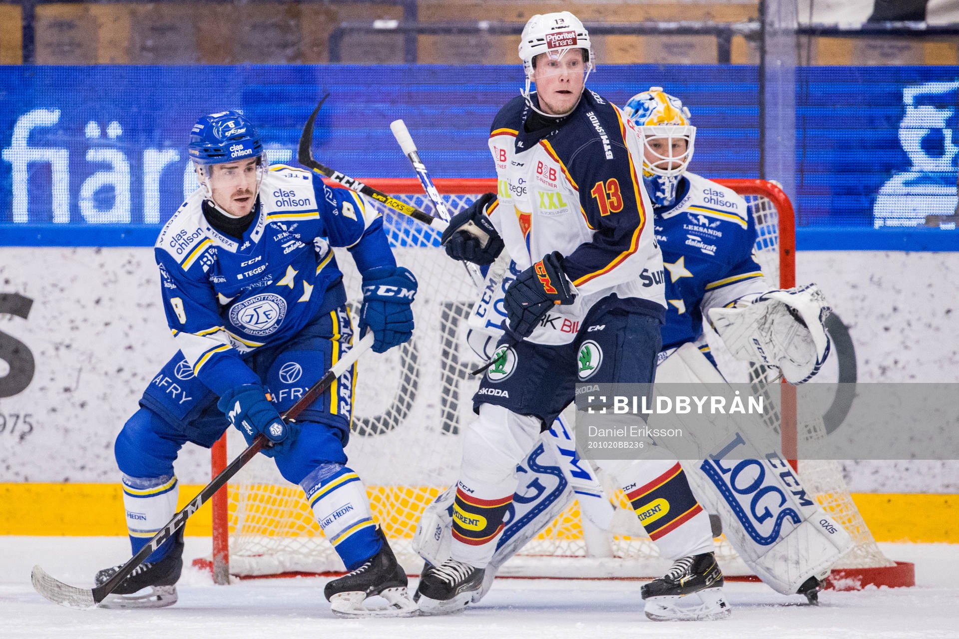 Djurgårdens Kalle Östman framför Leksands Matt Caito och