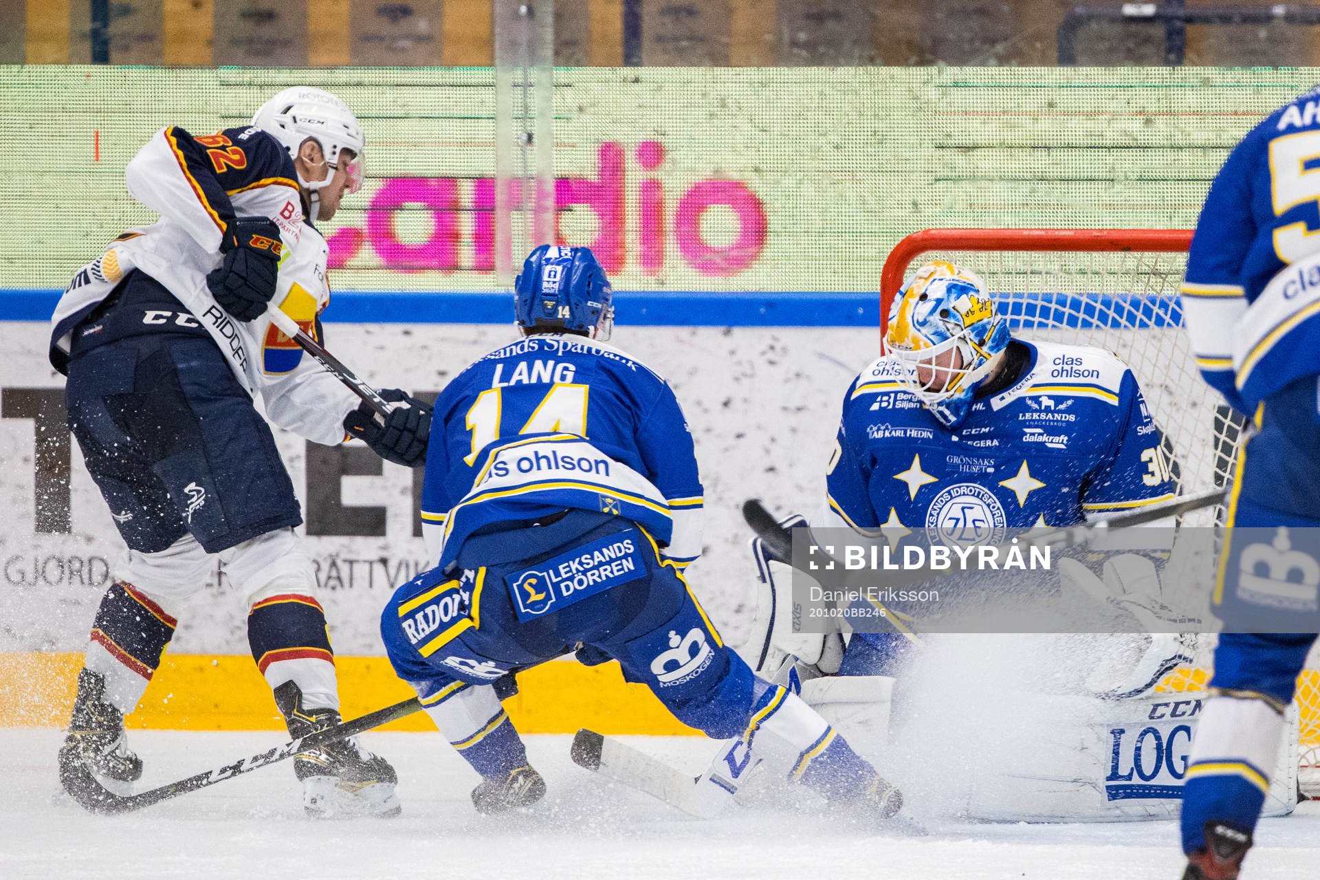 Djurgårdens Manuel Ågren oroar mot Leksands Oskar Lang