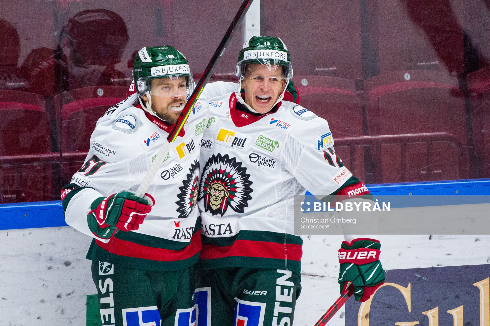 Frölundas Mats Rosseli Olsen jublar med Max Friberg