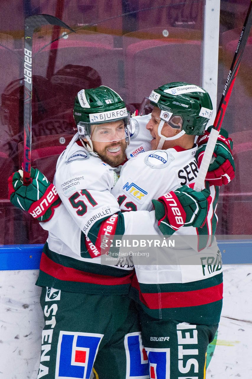 Frölundas Mats Rosseli Olsen jublar med Max Friberg
