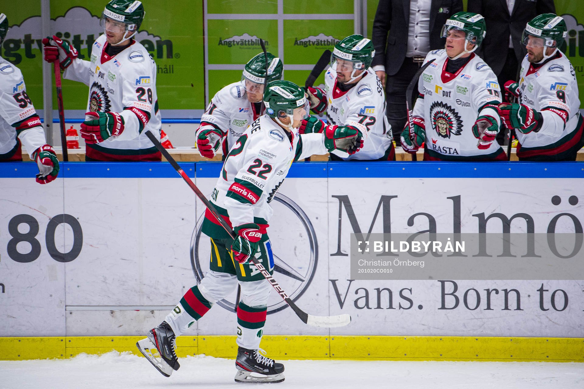 Frölundas Linus Nässén jublar med båset