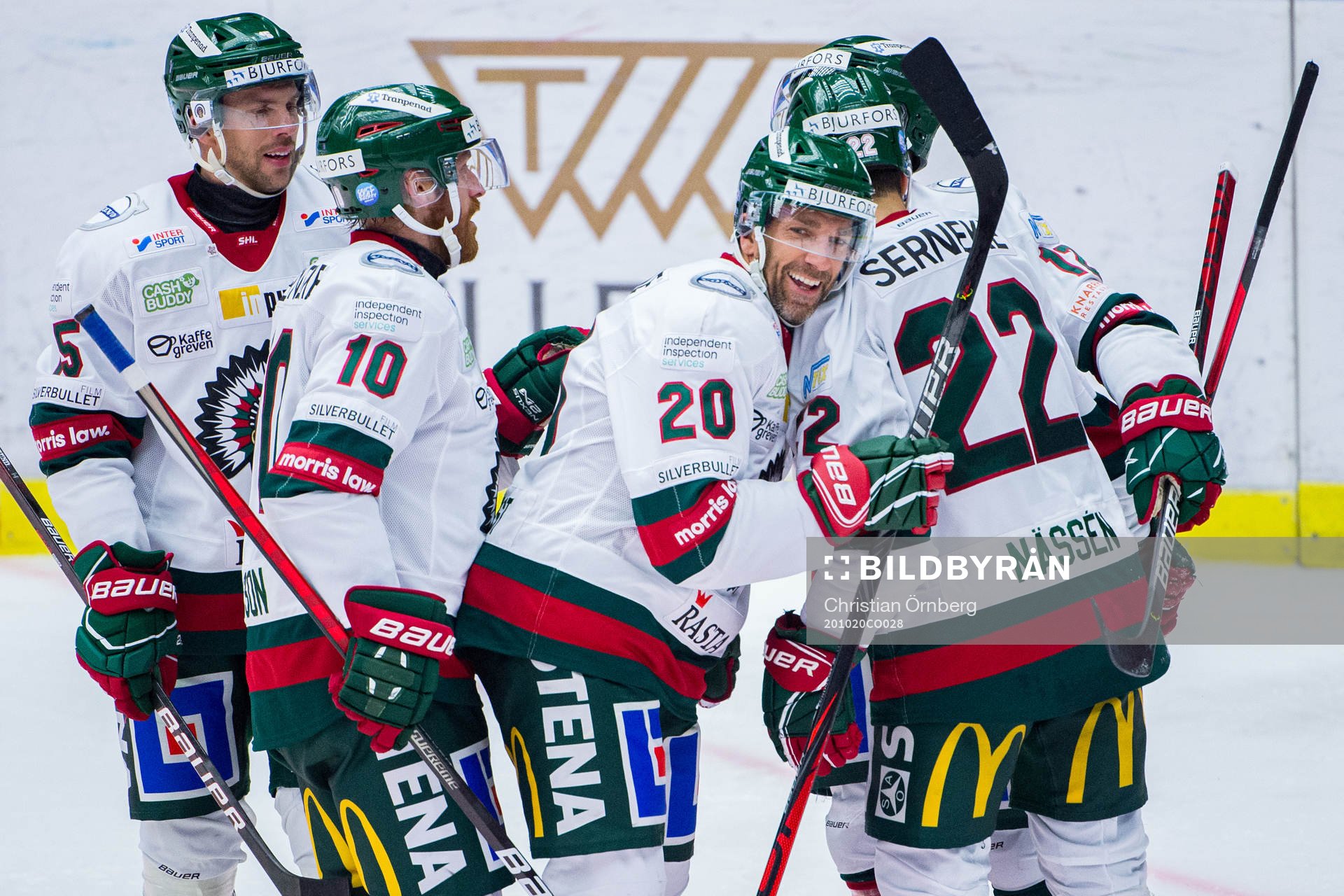 Frölundas Joel Lundqvist jublar med lagkamrater