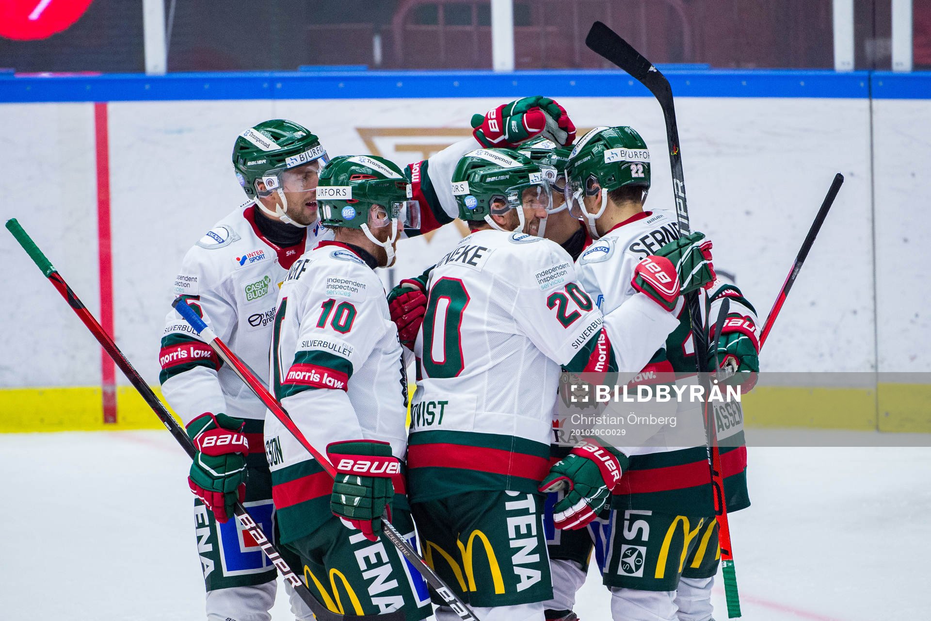 Frölundas Joel Lundqvist jublar med lagkamrater