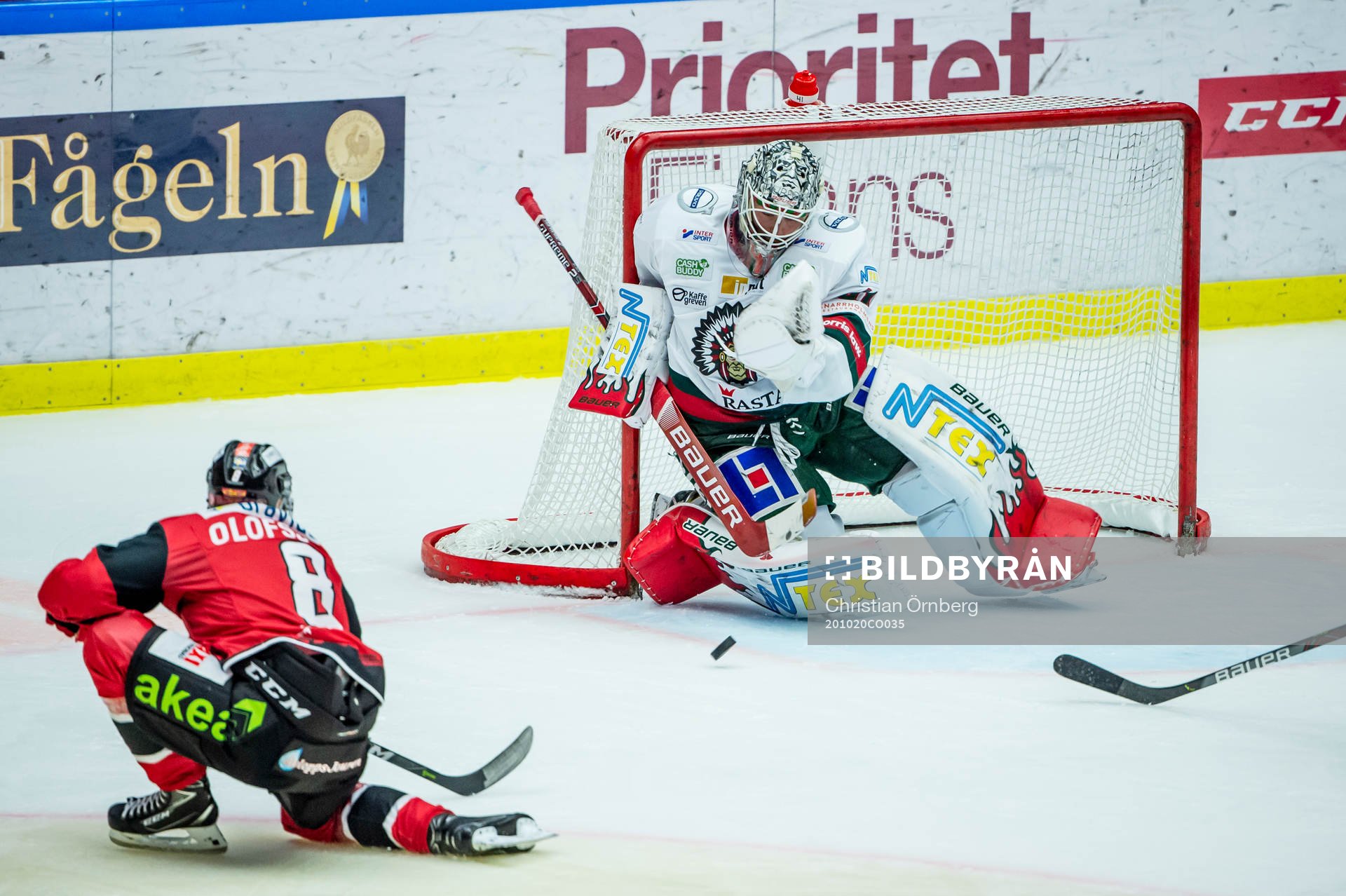 Malmö Redhawks Johan Olofsson mot Frölundas målvakt