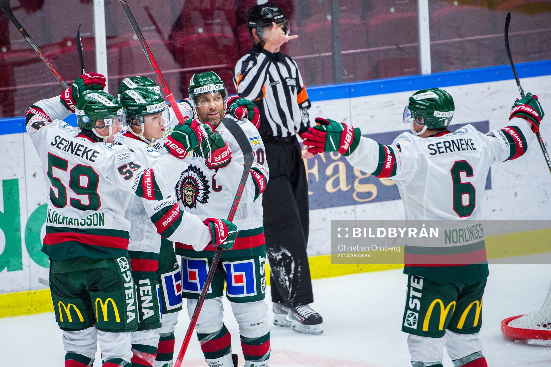 Frölundas Joel Lundqvist jublar med lagkamrater