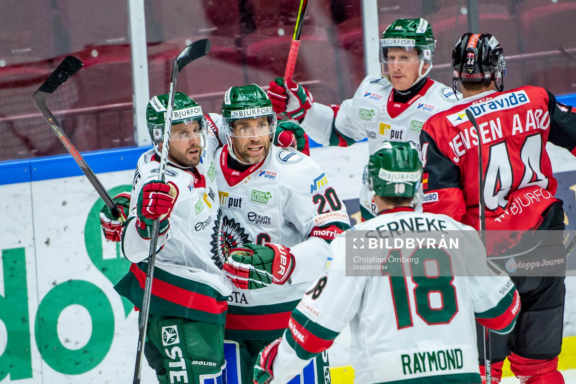 Frölundas Jan Mursak och Joel Lundqvist jublar