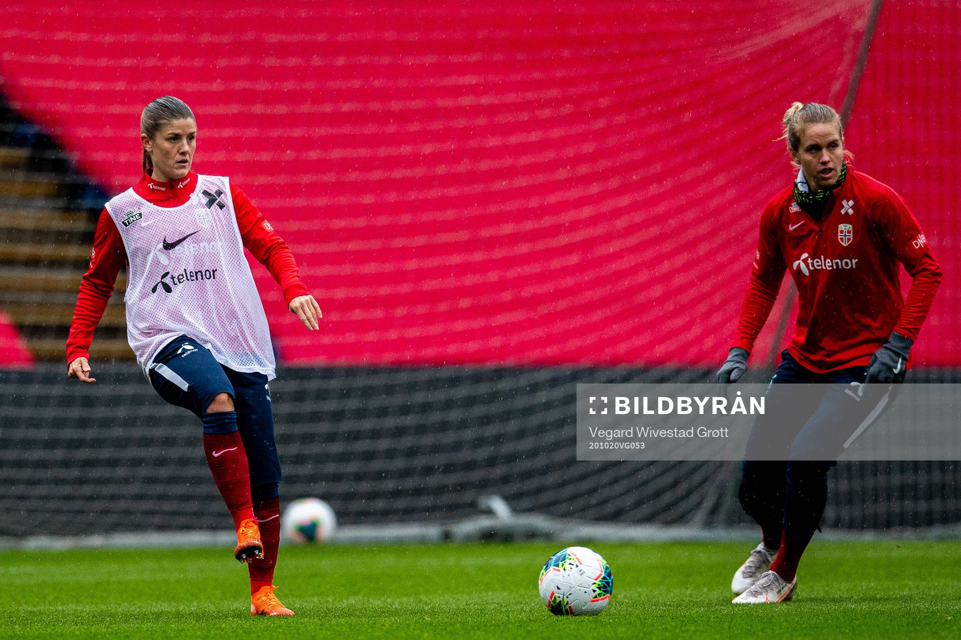 Maren Mjelde and Elise Thorsnes of the Norwegian women’s