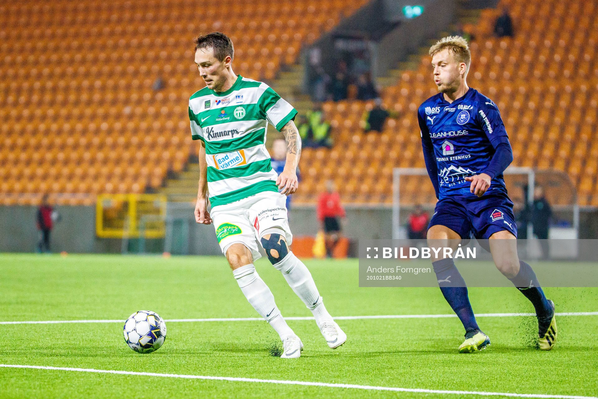 Västerås Filip Tronet och Akropolis Jens Jacobsson under fotbollsmatchen i Superettan mellan Västerås SK och Akropolis den 21 oktober 2020 i Västerås.