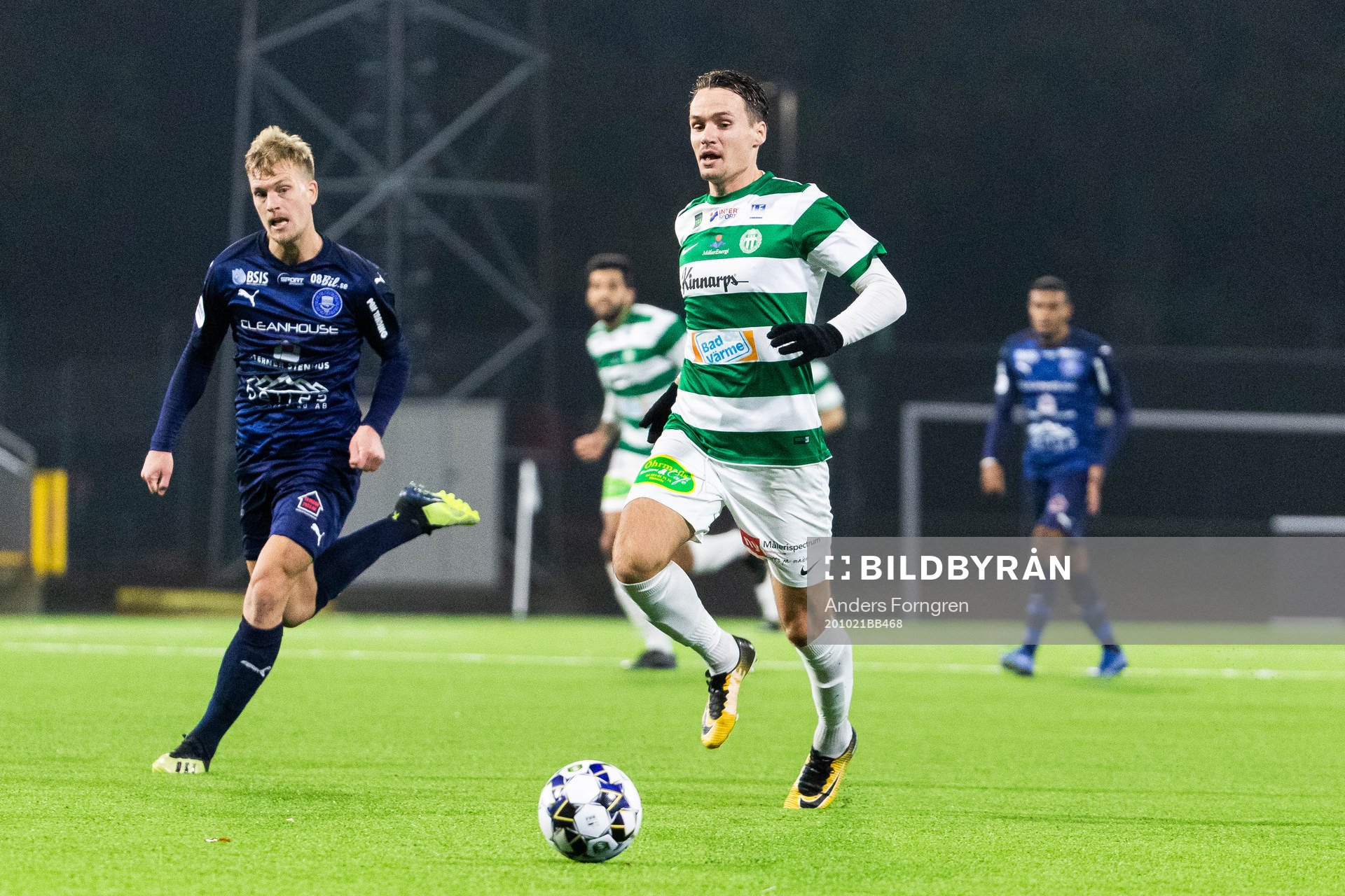 Akropolis Jens Jacobsson och Västerås Viktor Prodell under fotbollsmatchen i Superettan mellan Västerås SK och Akropolis den 21 oktober 2020 i Västerås.