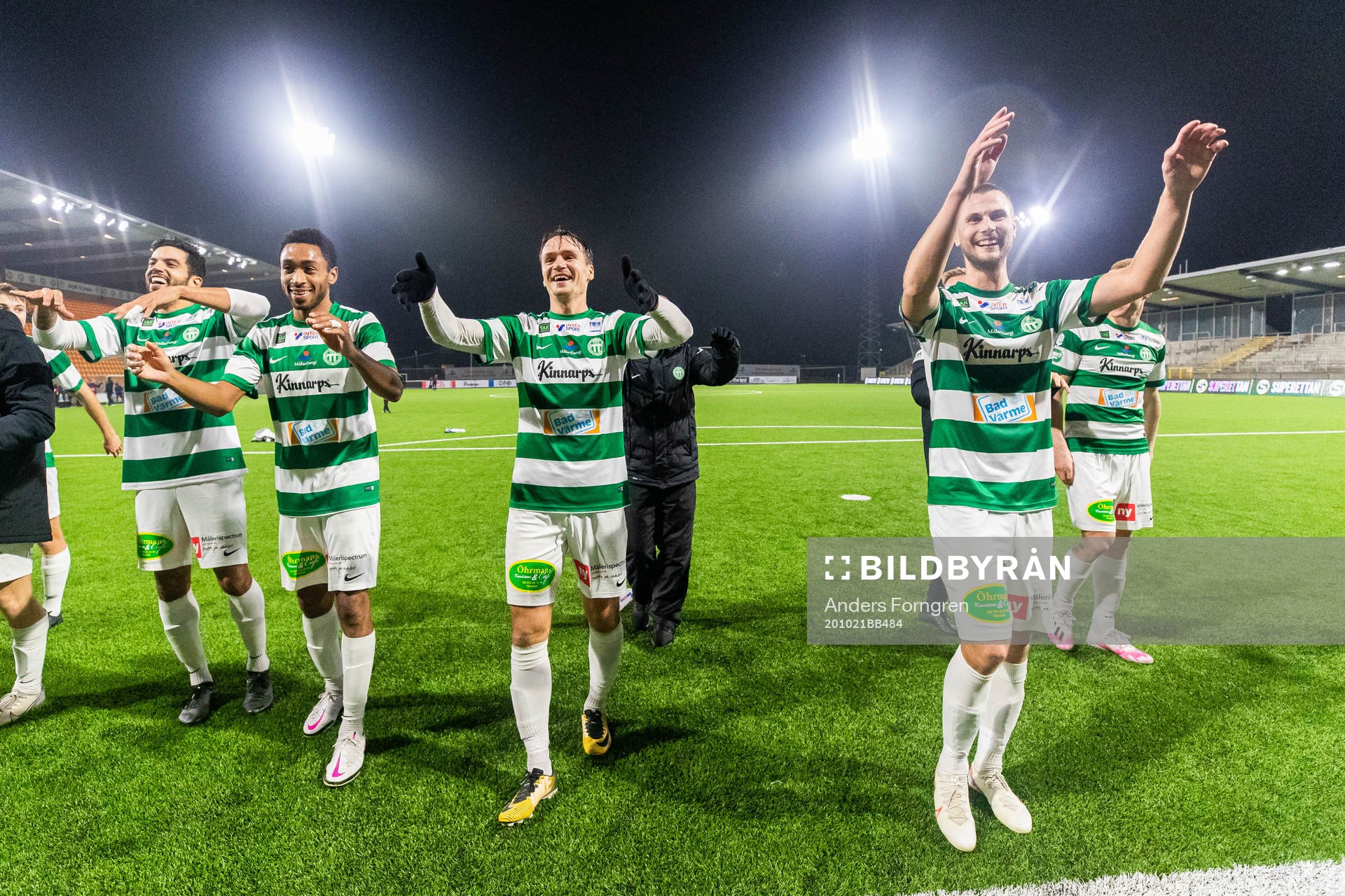 Västerås spelare jublar efter fotbollsmatchen i Superettan  mellan Västerås SK och Akropolis den 21 oktober 2020 i Västerås.