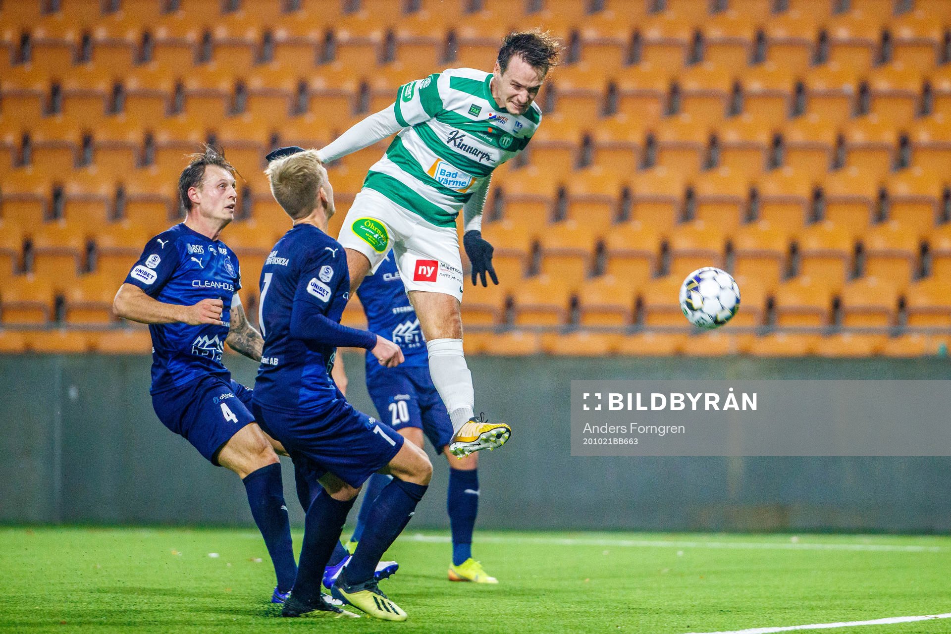 Akropolis Marcus Haglind-Sangre , Jens Jacobsson och Västerås Viktor Prodell under fotbollsmatchen i Superettan mellan Västerås SK och Akropolis den 21 oktober 2020 i Västerås.