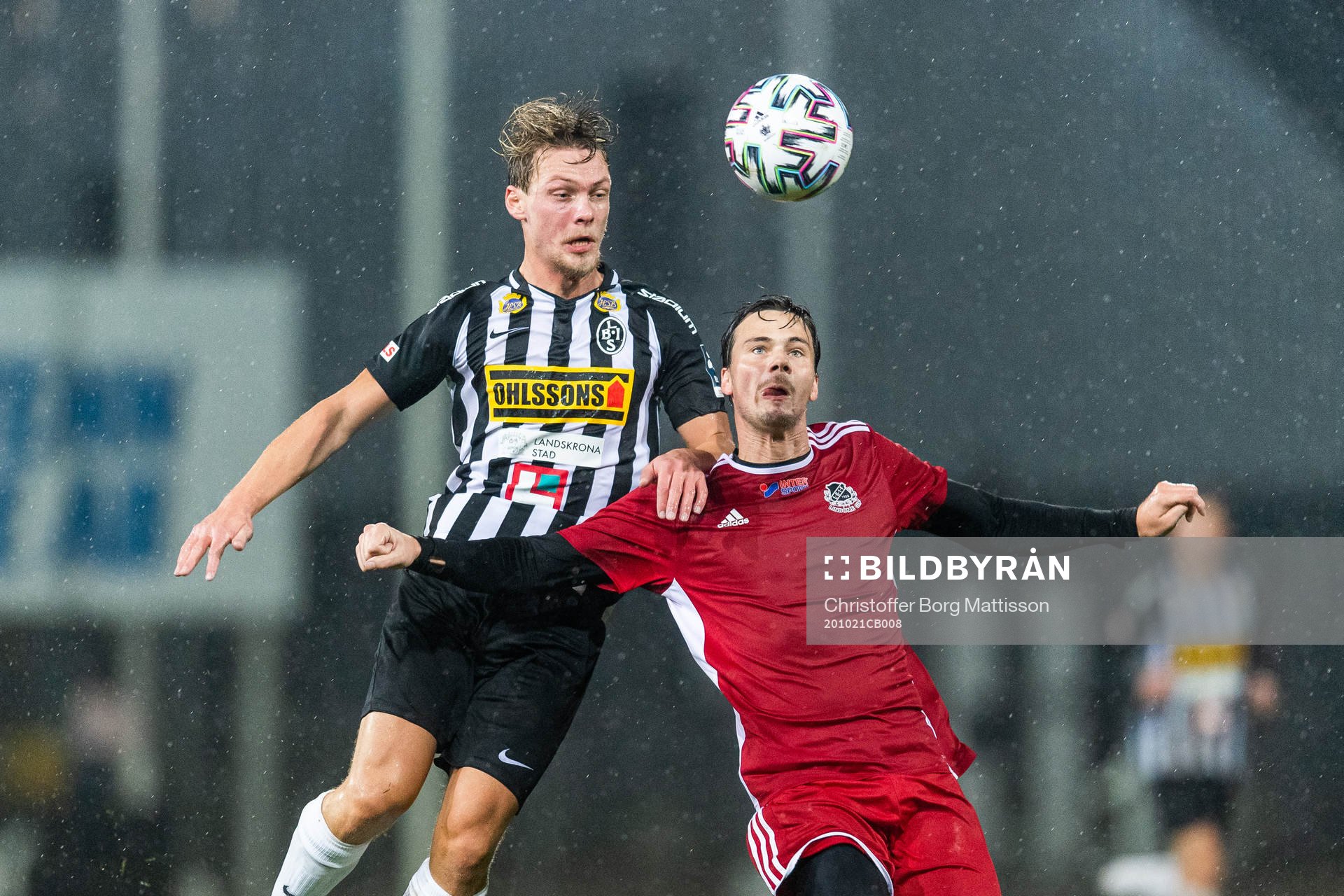 Landskronas Robin Hofsö och Lindomes Anders Alö under fotbollsmatchen i Division 1 södra mellan Landskrona och Lindome den 21 oktober 2020 i Landskrona.