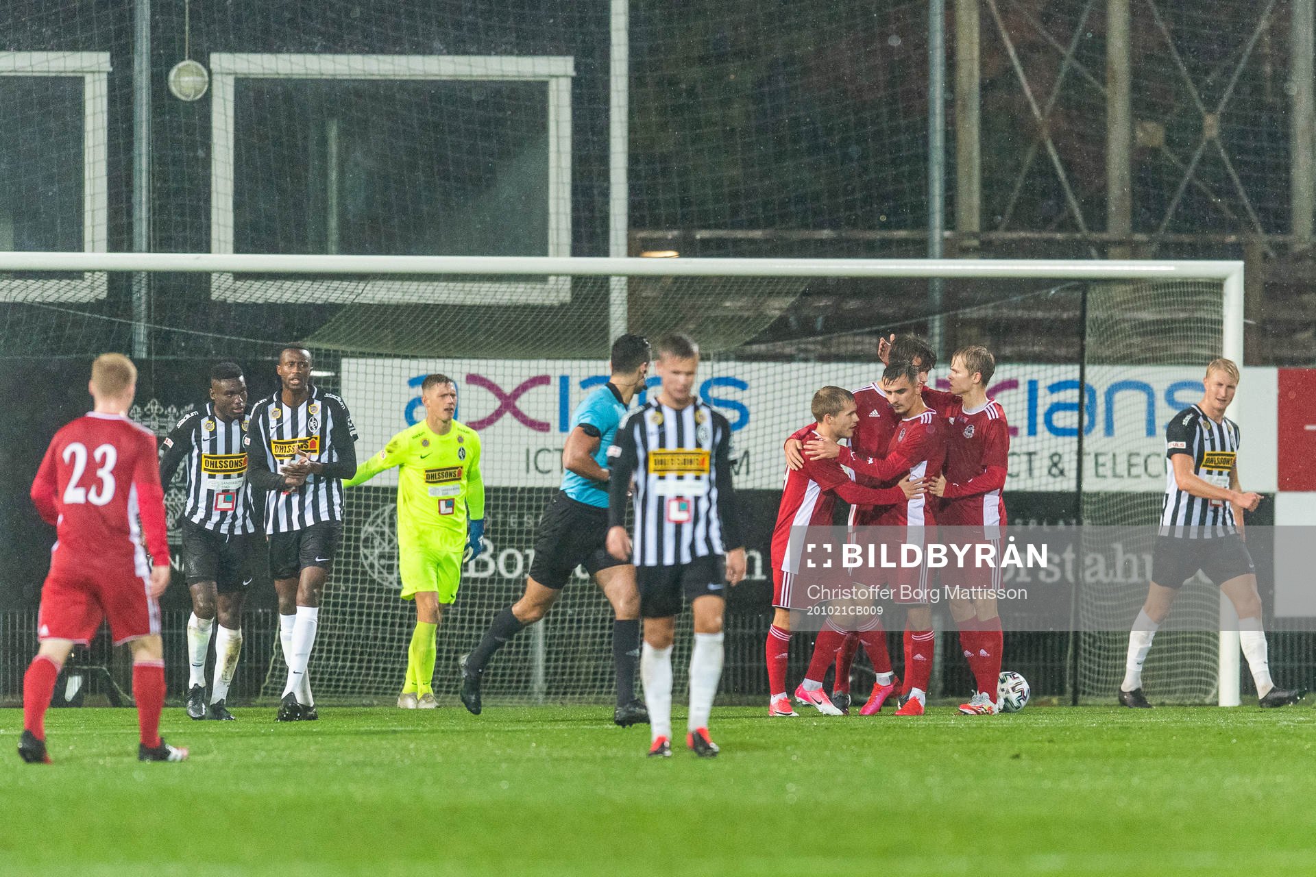 Lindomes spelare jublar