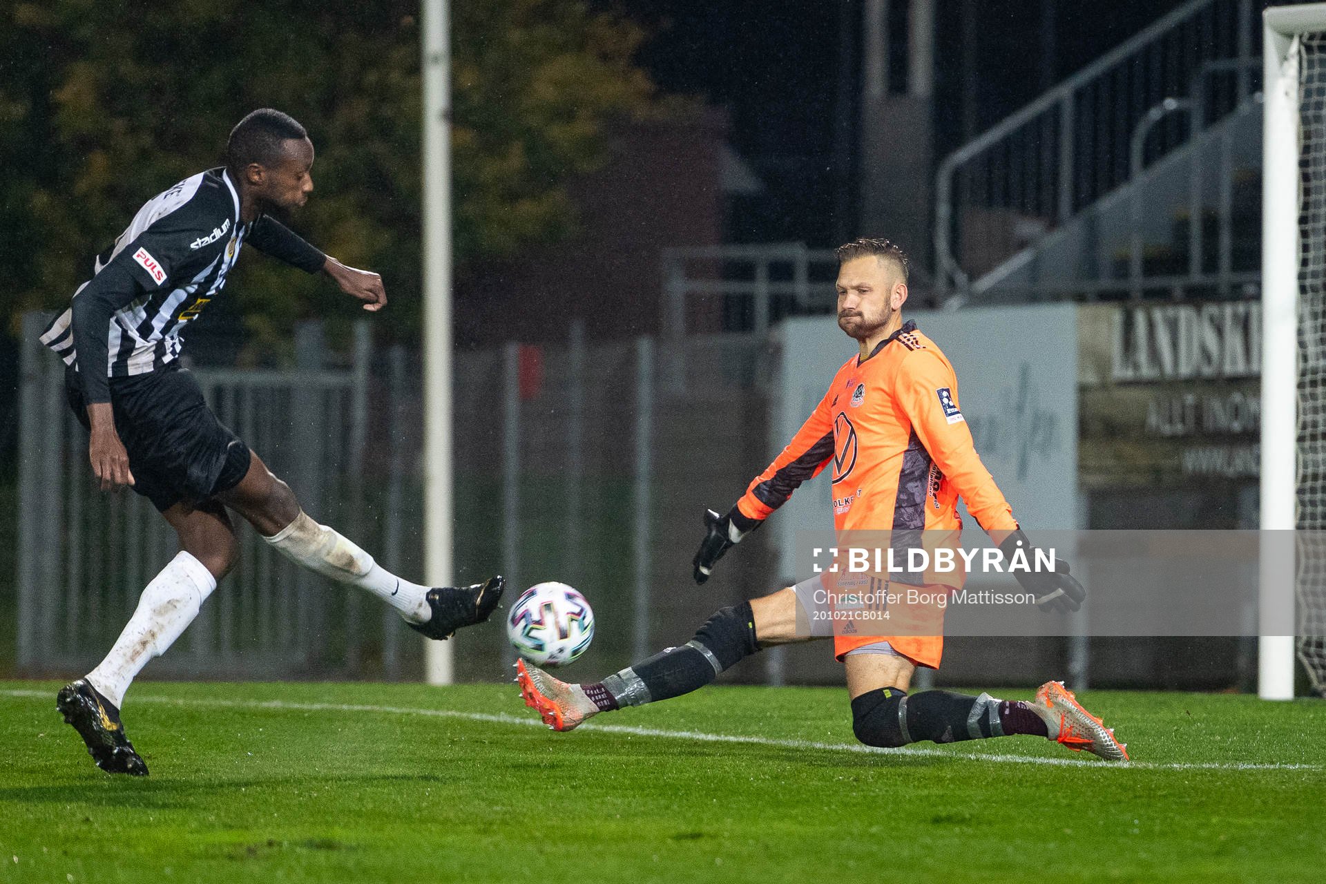 Landskronas Herve Prudence Nshimirimana med ett skott på Lindomes målvakt John Alvbåge under fotbollsmatchen i Division 1 södra mellan Landskrona och Lindome den 21 oktober 2020 i Landskrona.