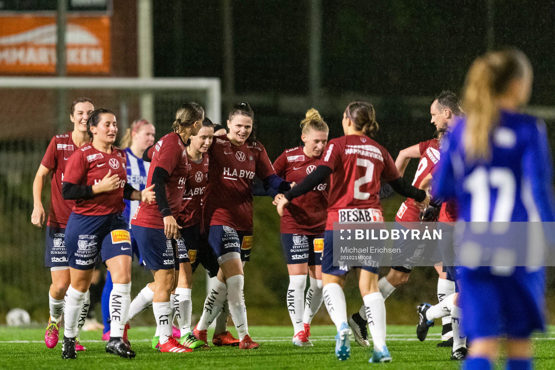 Örgrytes Mikaela Utas jublar med lagkamrater