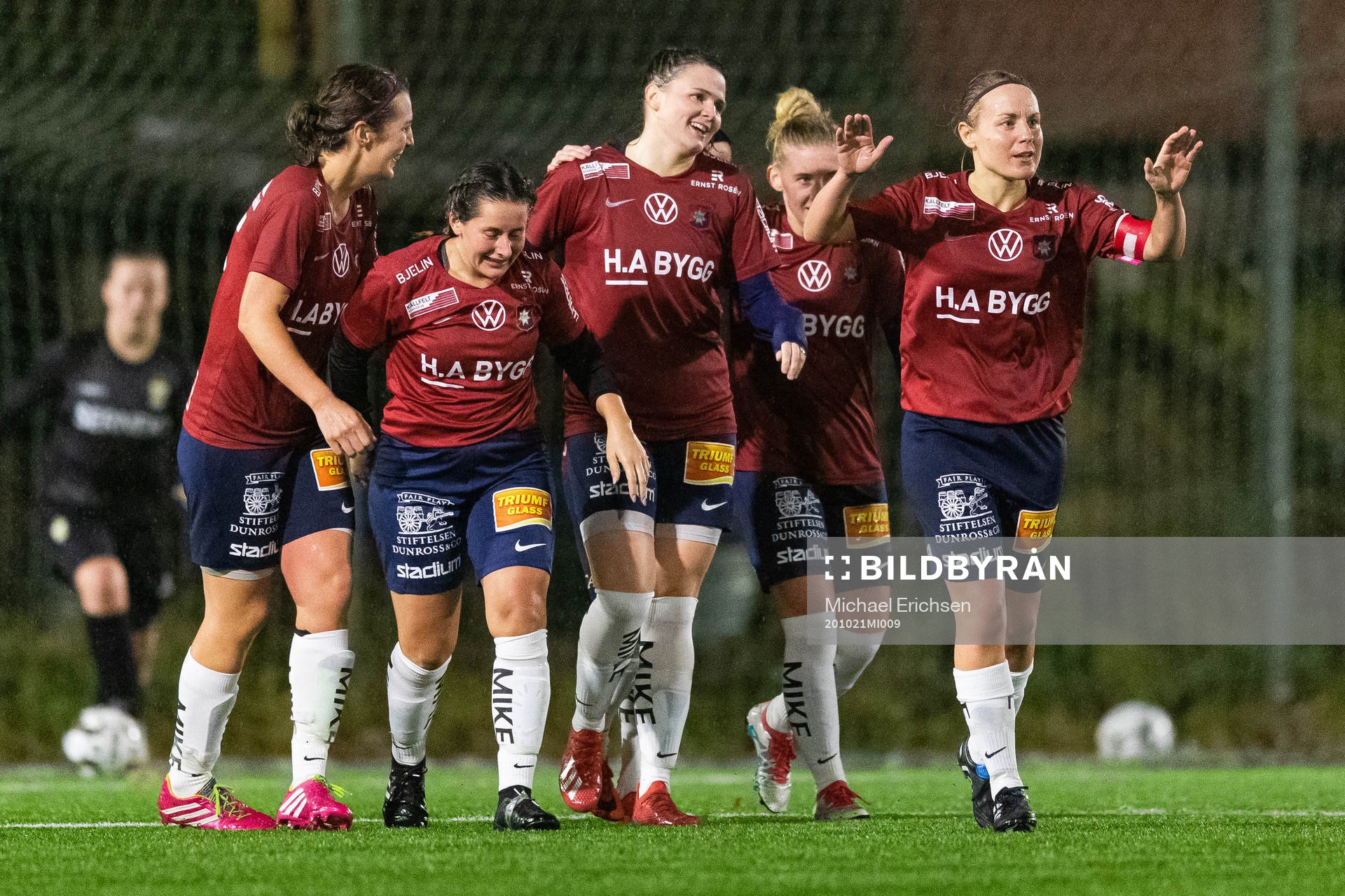 Örgrytes Mikaela Utas jublar med lagkamrater