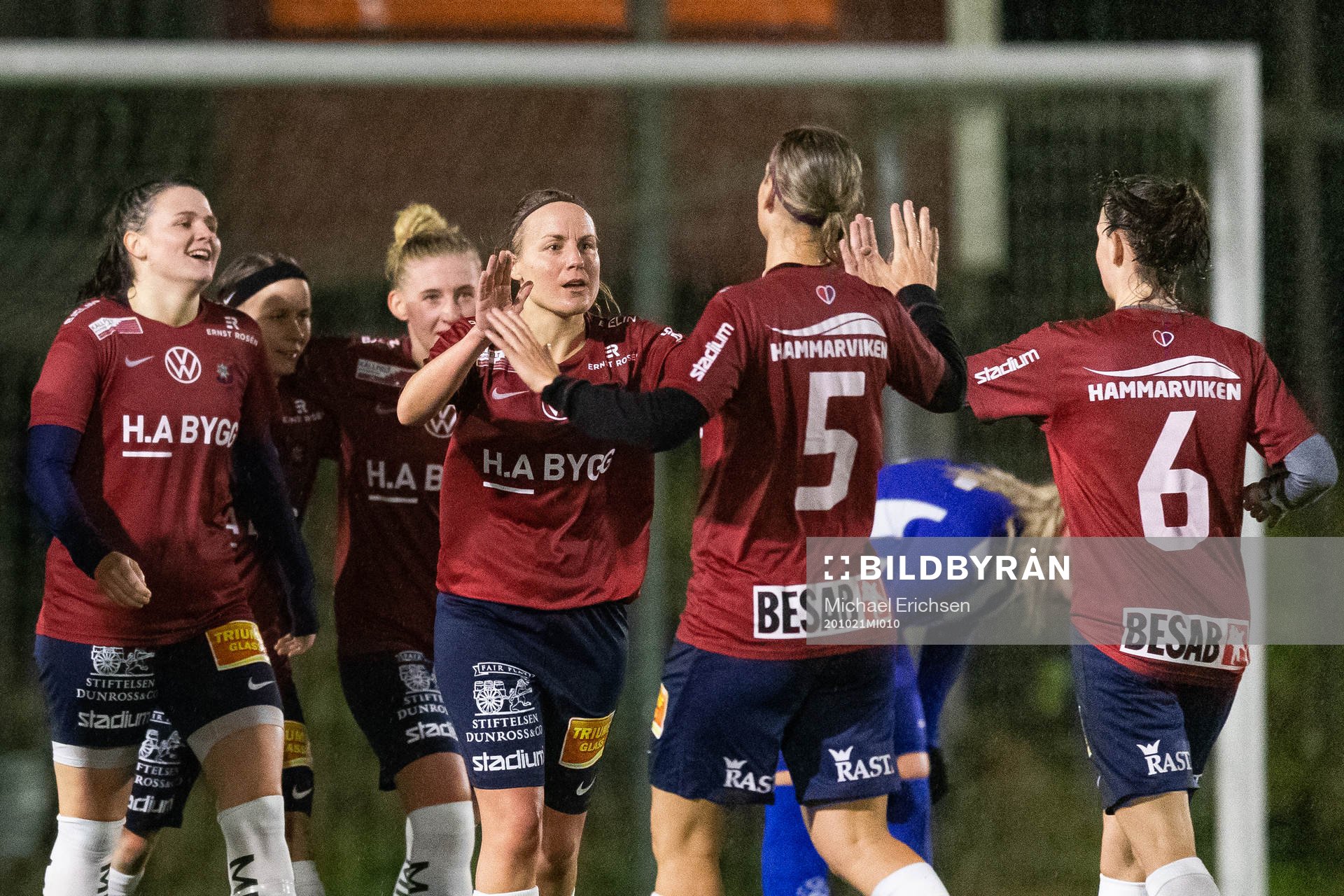 Örgrytes Mikaela Utas jublar med lagkamrater