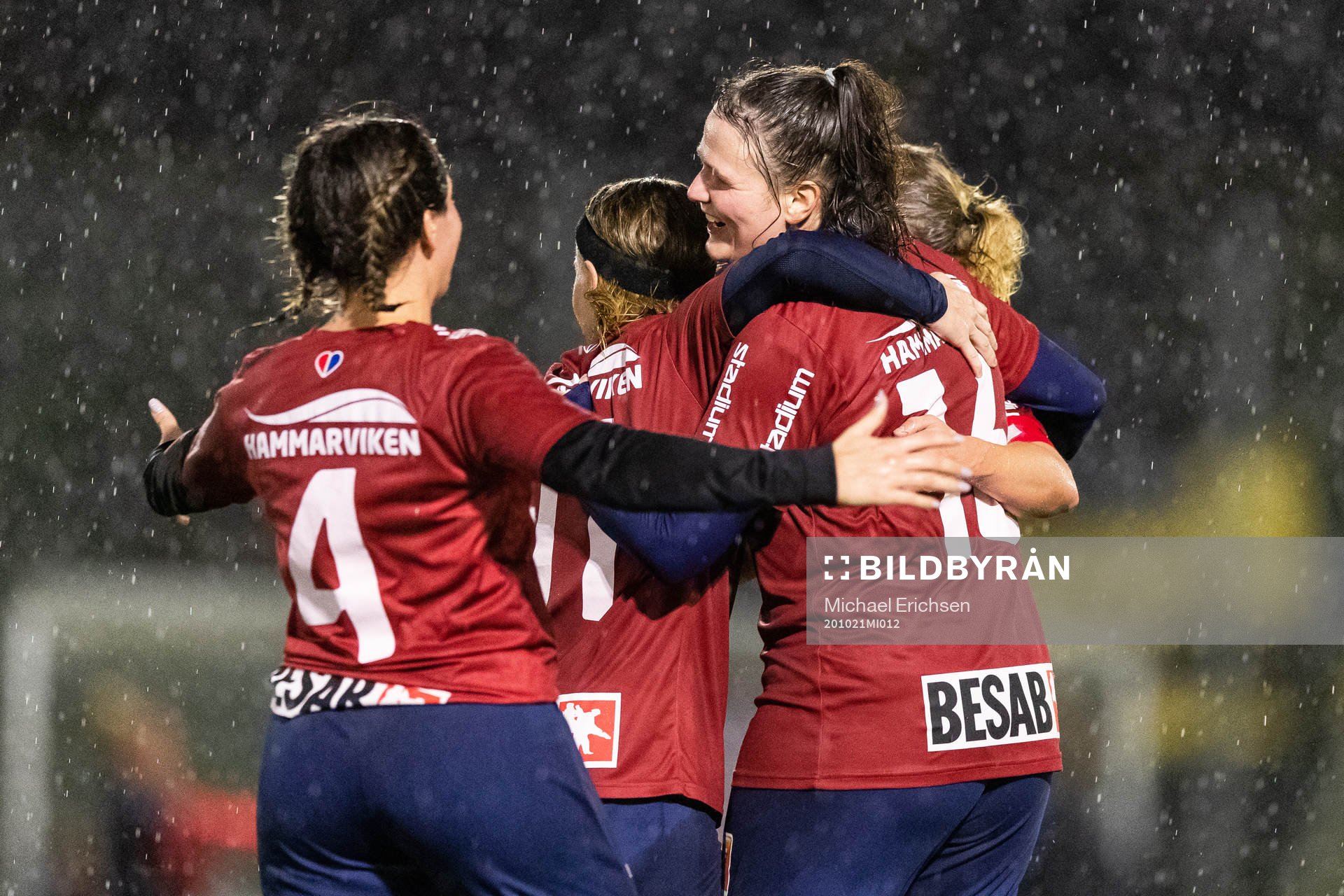 Örgrytes Sandra Johansson jublar med Mikaela Utas som gjort 2-0 under fotbollsmatchen i division 4 mellan Örgryte och IFK Göteborg den 21 oktober 2020 i Göteborg.