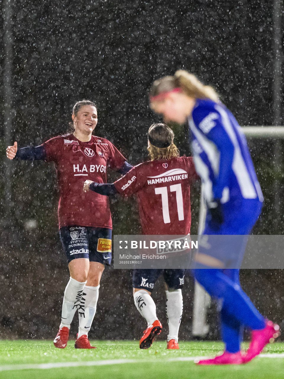 Örgrytes Mikaela Utas jublar med My Olofsson Hjelm