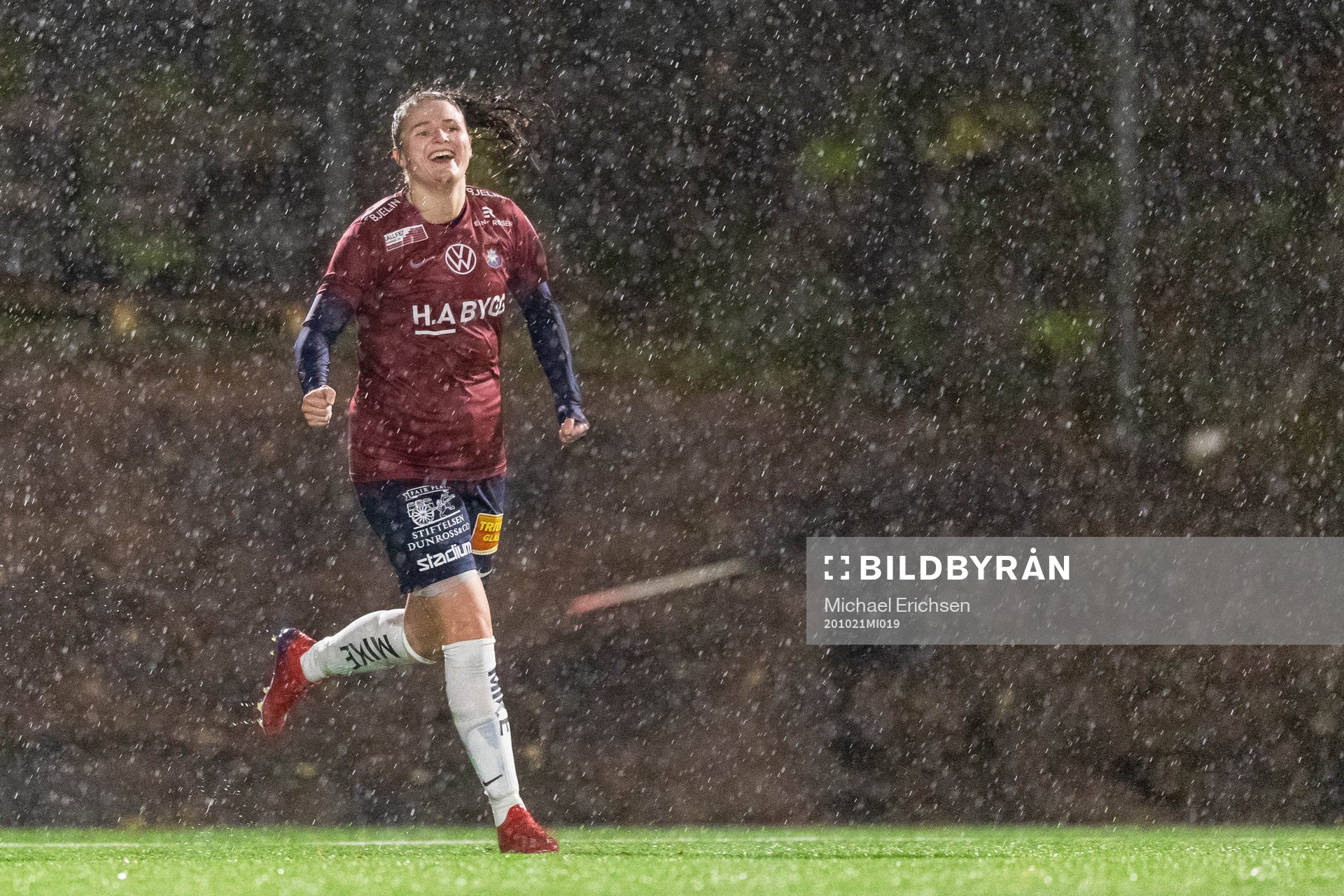 Örgrytes Mikaela Utas jublar efter 3-0 under fotbollsmatchen i division 4 mellan Örgryte och IFK Göteborg den 21 oktober 2020 i Göteborg.