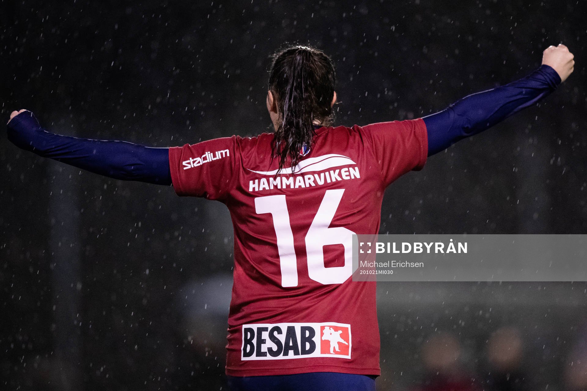 Örgrytes Mikaela Utas jublar efter 2-0 under fotbollsmatchen i division 4 mellan Örgryte och IFK Göteborg den 21 oktober 2020 i Göteborg.