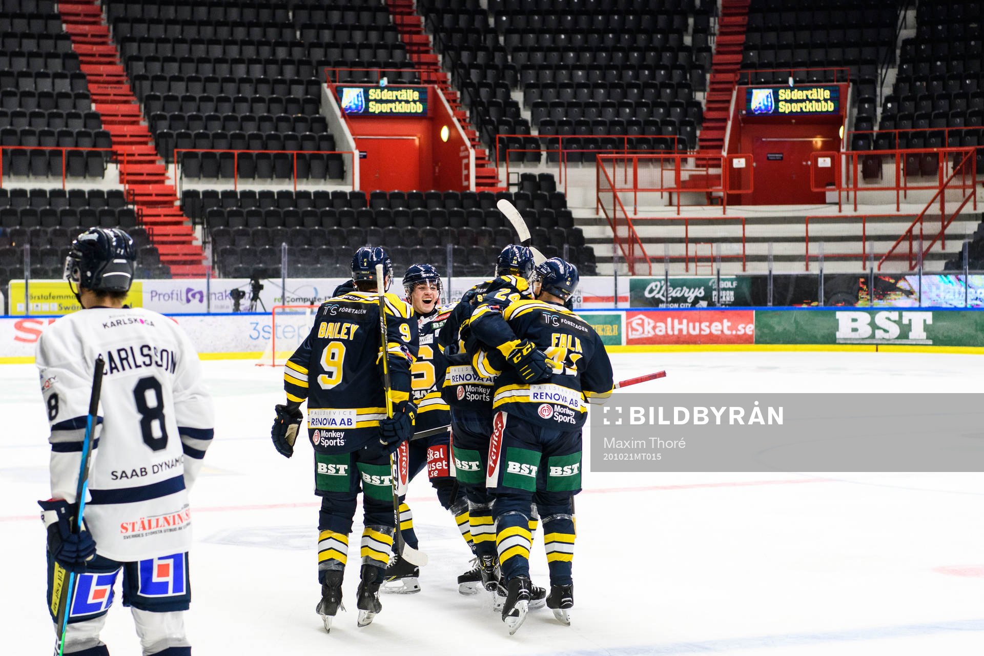 Södertäljes Jacob Dahlström jublar med lagkamrater