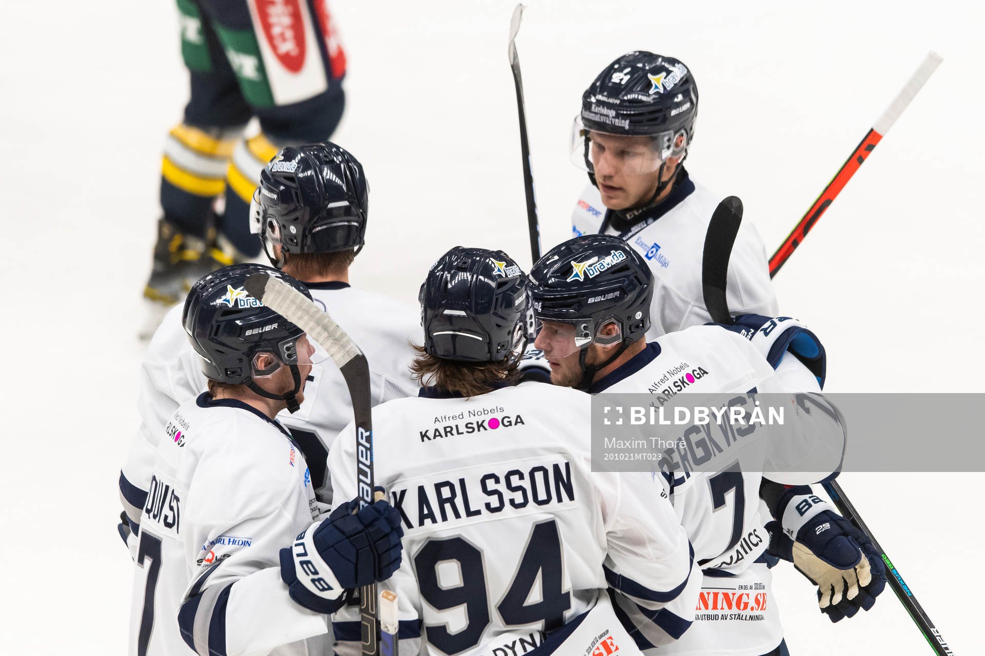 Karlskogas Axel Bergkvist jublar med lagkamrater