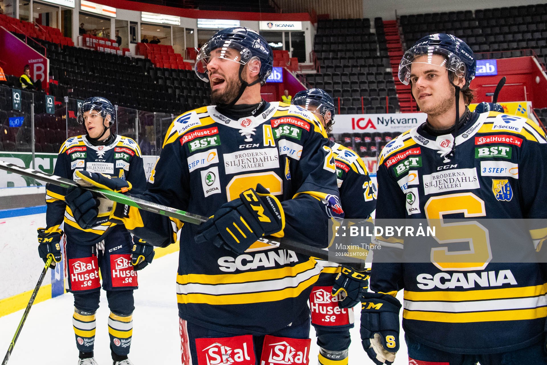 Södertäljes Jacob Dahlström och Samuel Fagemo diskuterar