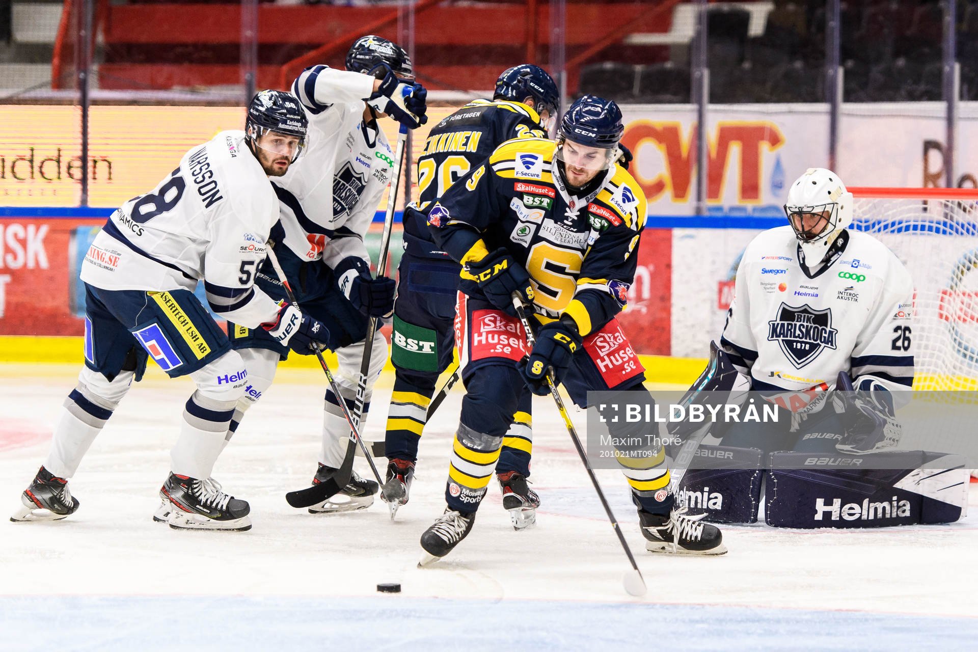 Södertäljes Matt Bailey mot Karlskogas målvakt Stefan