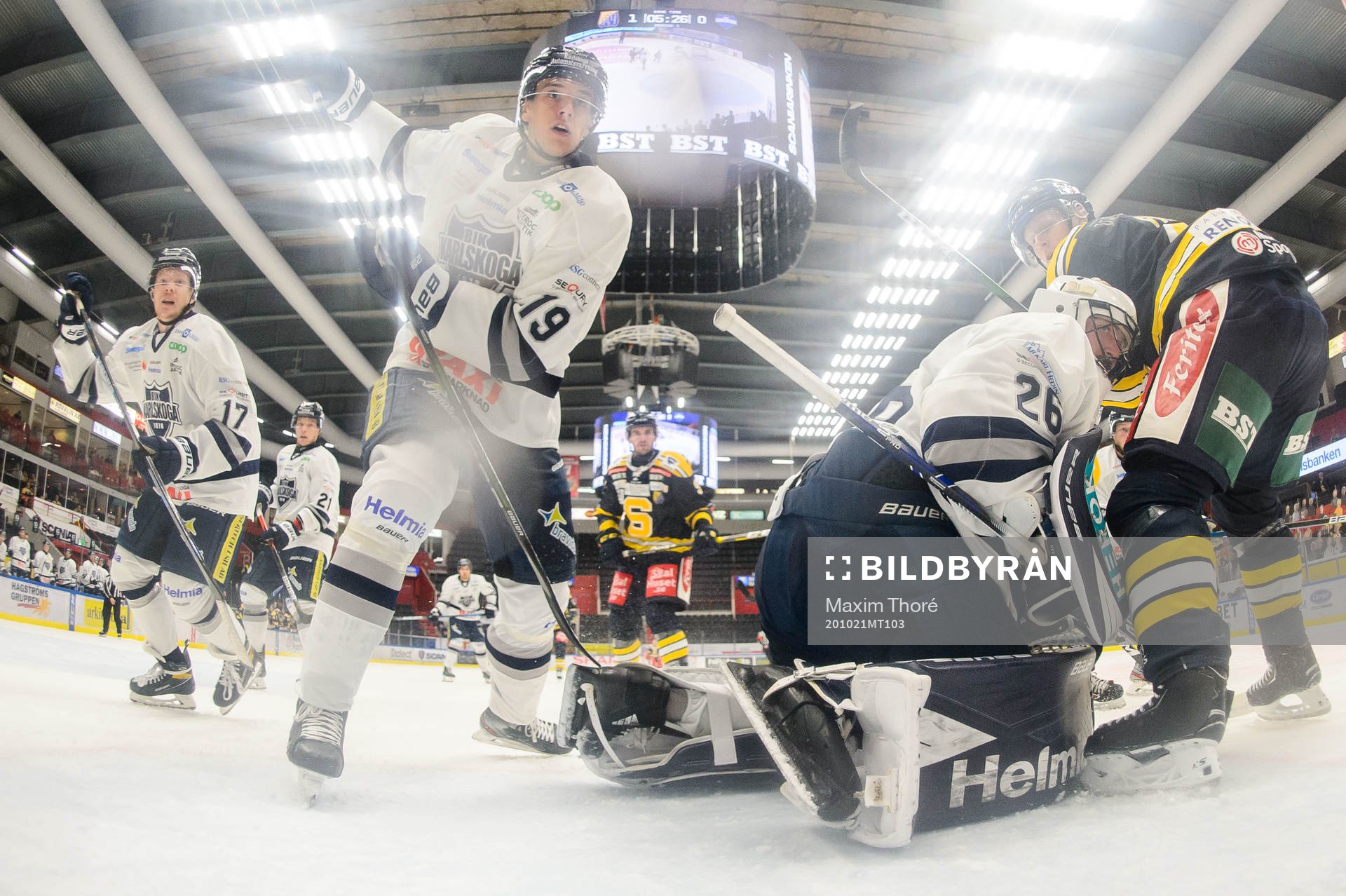 Karlskogas Filip Roos och målvakt Stefan Steen  mot