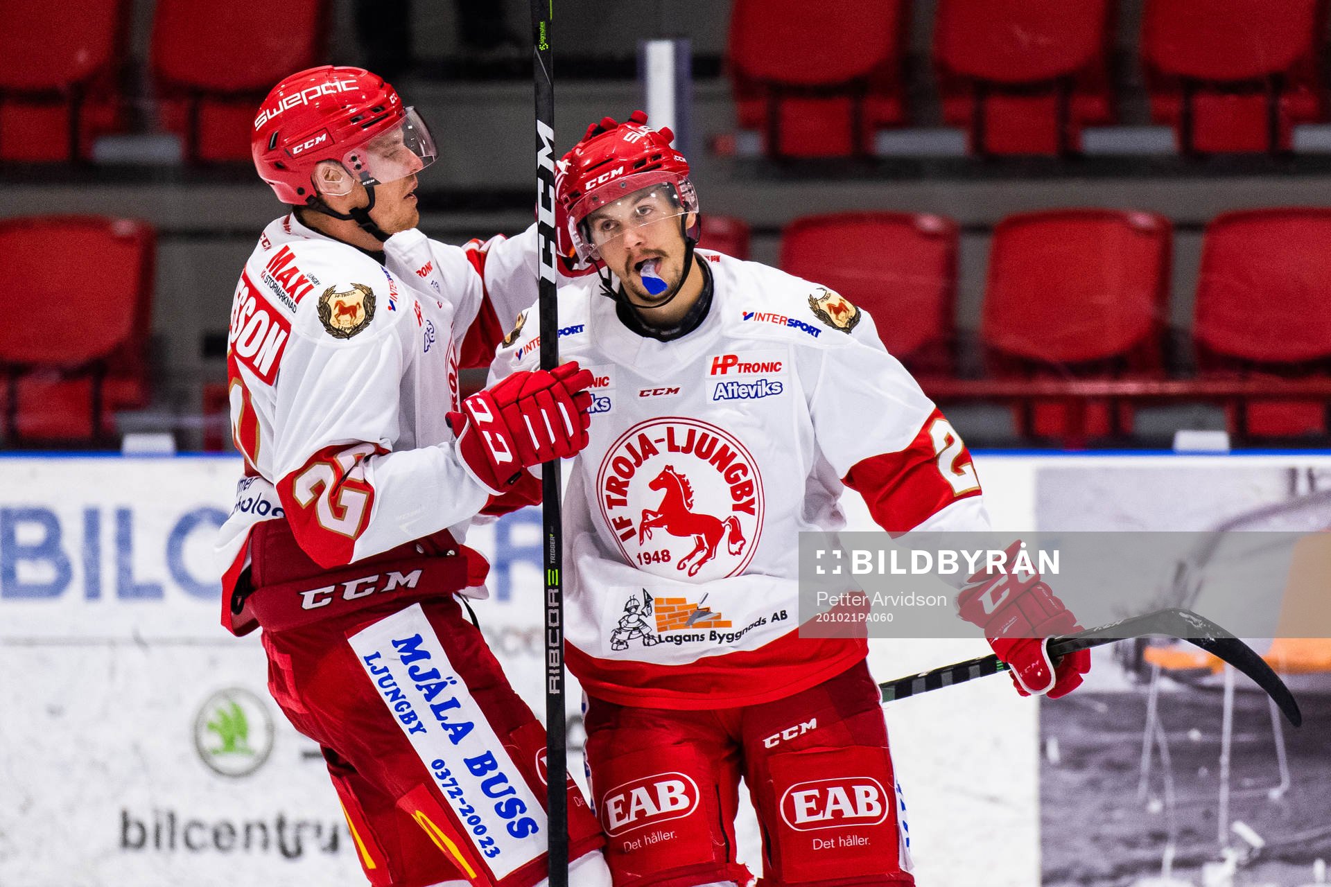 Trojas Carl-Johan Sjögren jublar med Karl Olofsson som