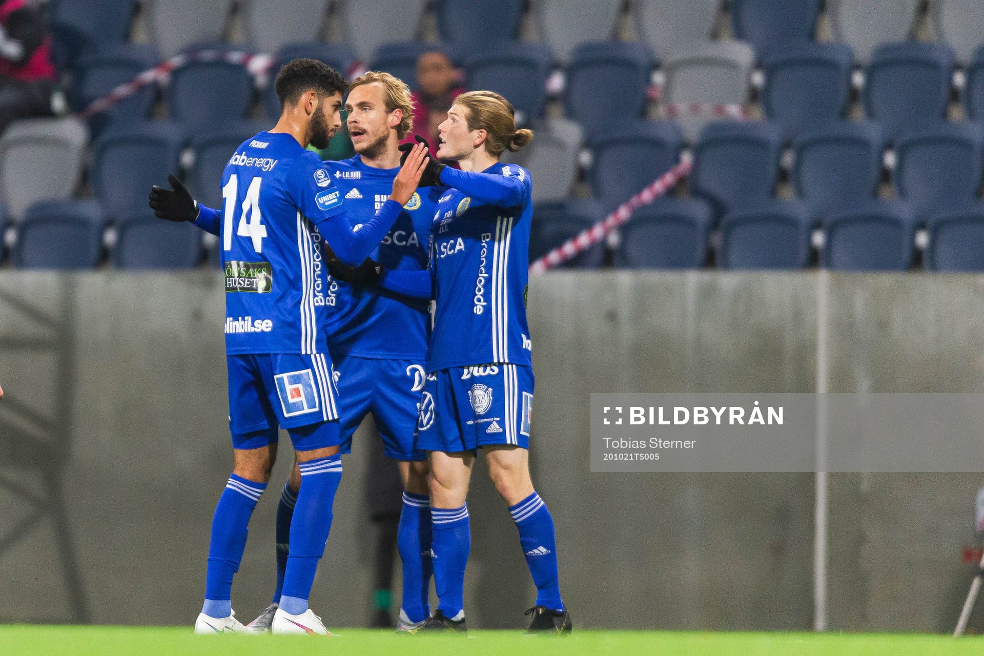 Sundsvalls Oliver Berg jublar med Pontus Engblom och Paya