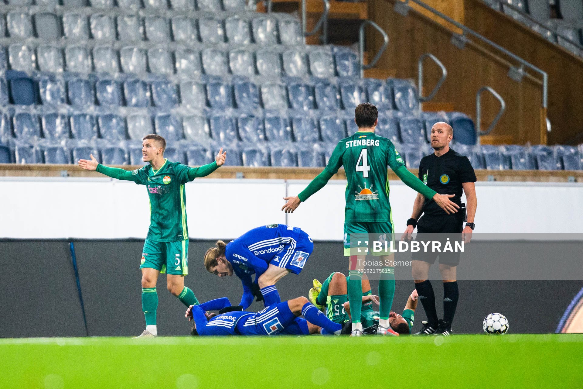 Dalkurds Samuel Leach Holm och John Stenberg reagerar på