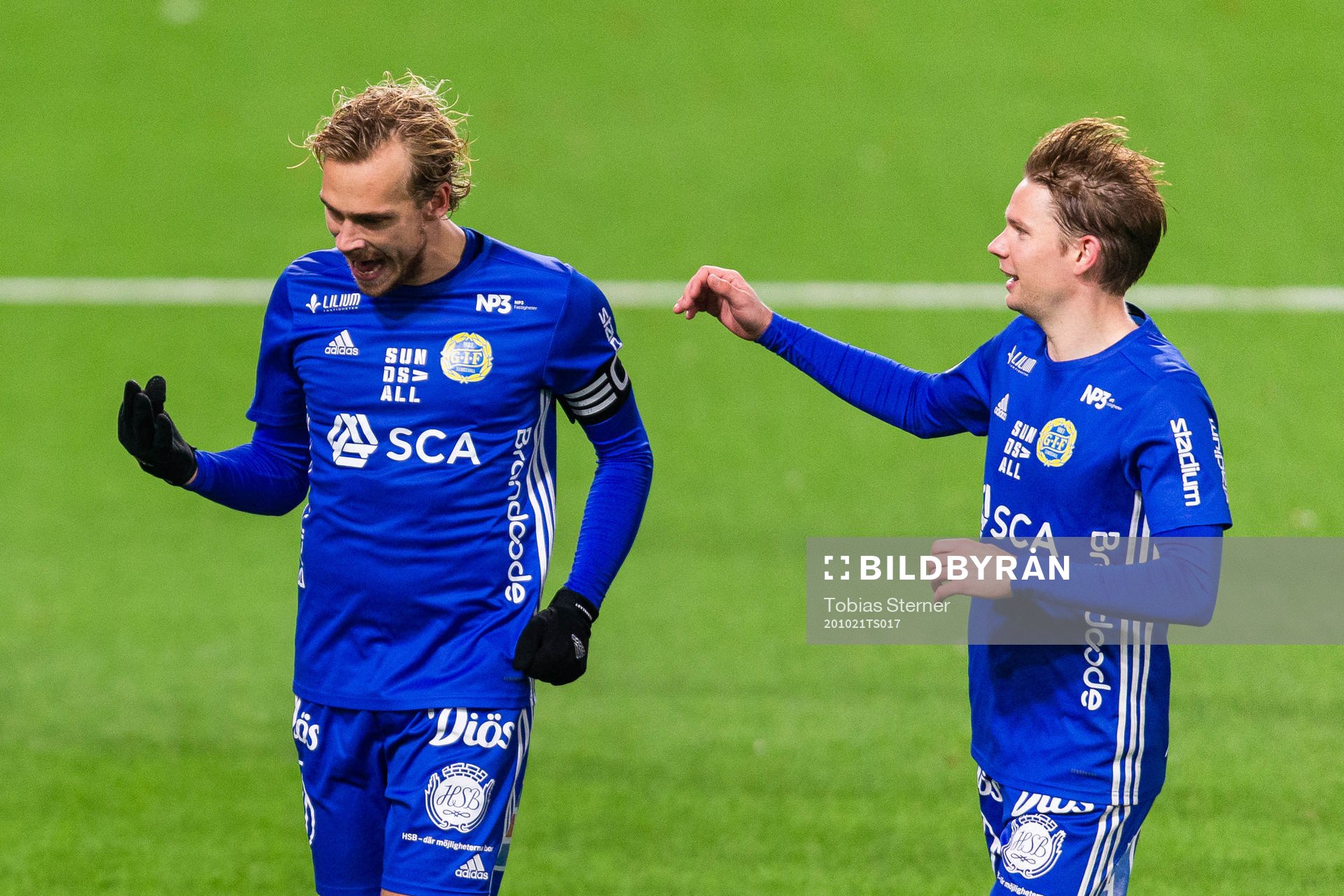 Sundsvalls Pontus Engblom jublar med Johan Blomberg efter 0-3 under fotbollsmatchen i Superettan mellan Dalkurd och GIF Sundsvall den 21 oktober 2020 i Uppsala.