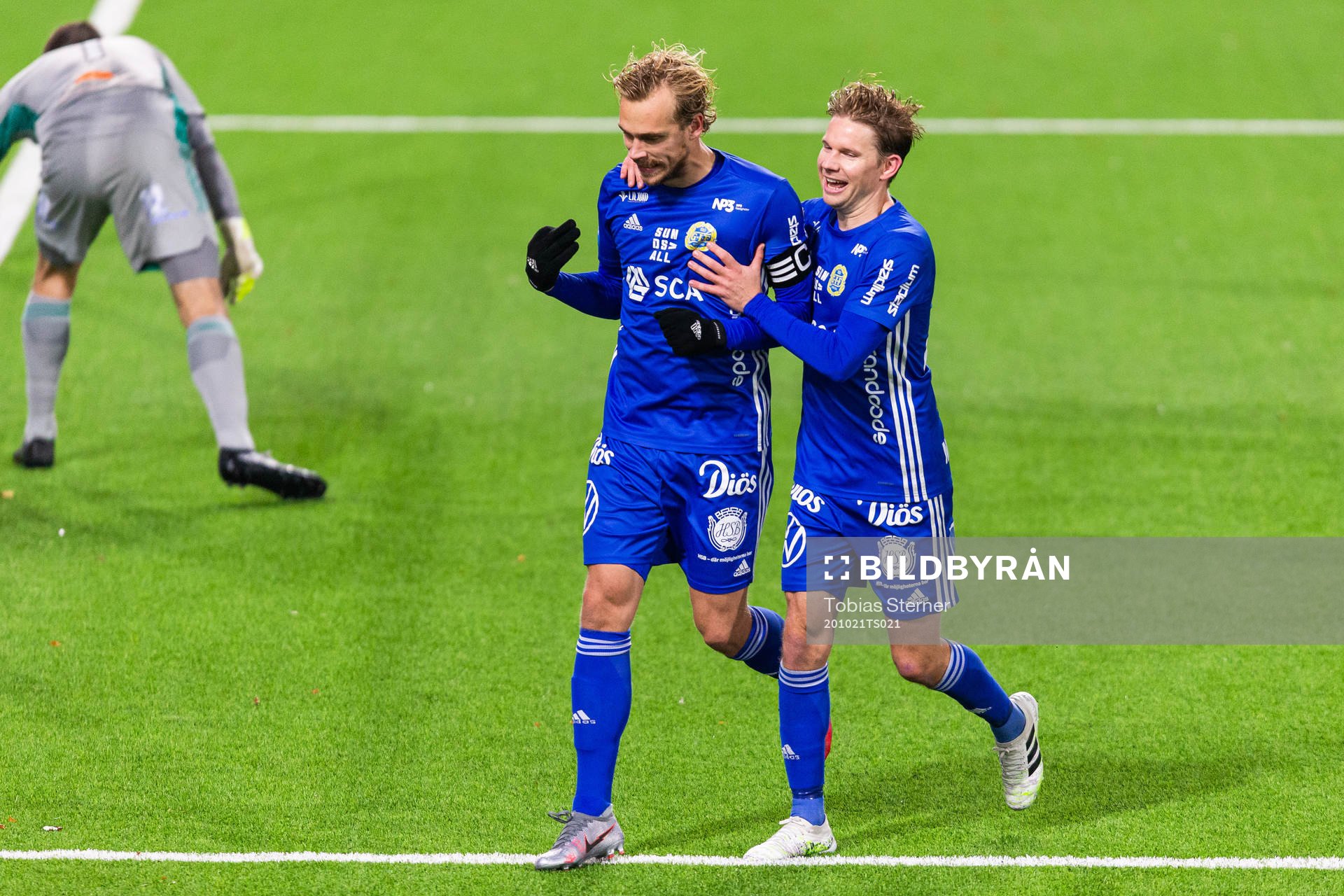 Sundsvalls Pontus Engblom jublar med Johan Blomberg efter 0-3 under fotbollsmatchen i Superettan mellan Dalkurd och GIF Sundsvall den 21 oktober 2020 i Uppsala.