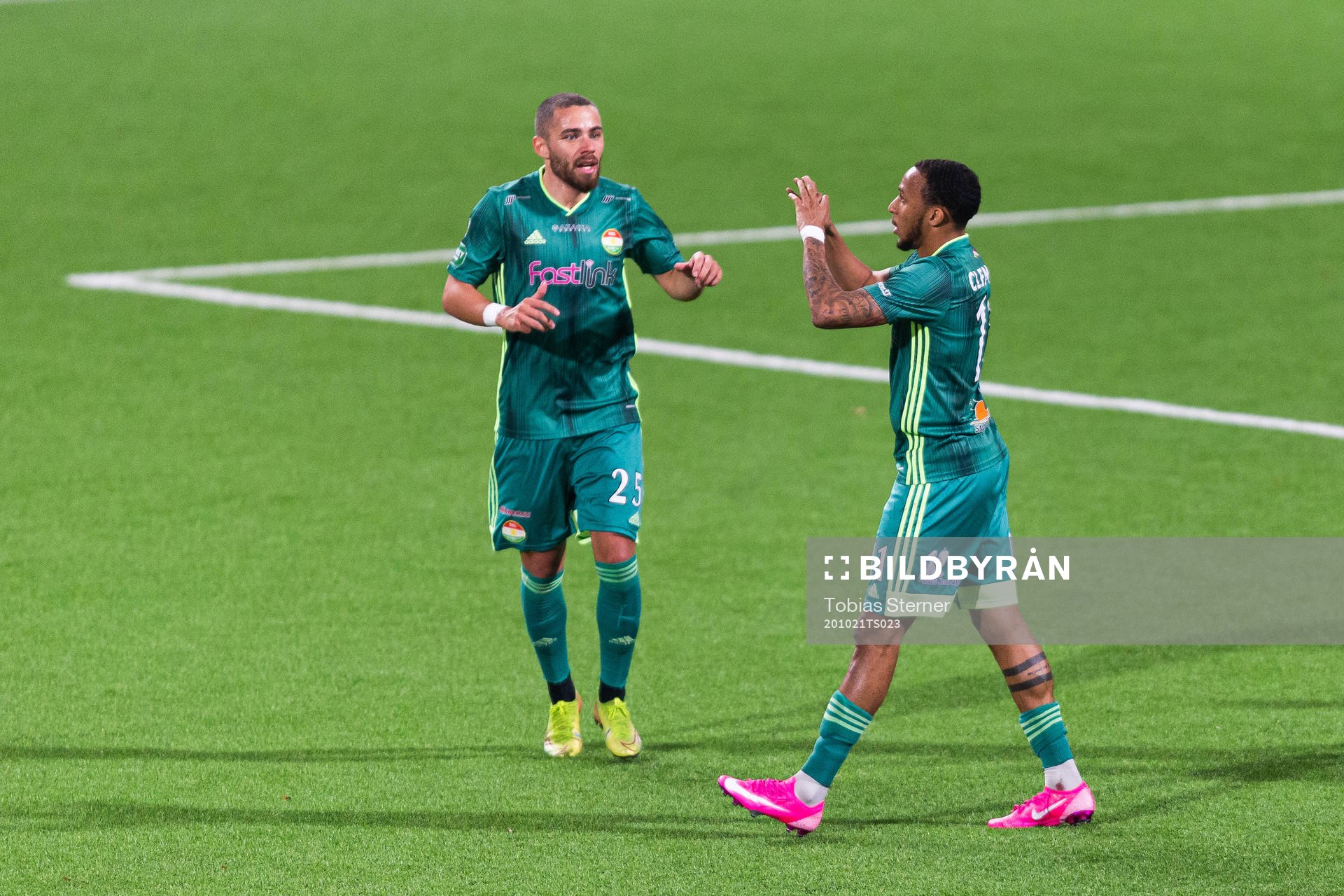 Dalkurds Malkolm Moenza jublar med Willie Clemons