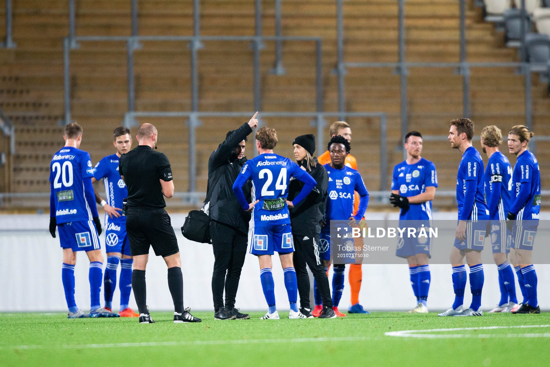 Sundsvalls Johan Blomberg kontrolleras av en läkare