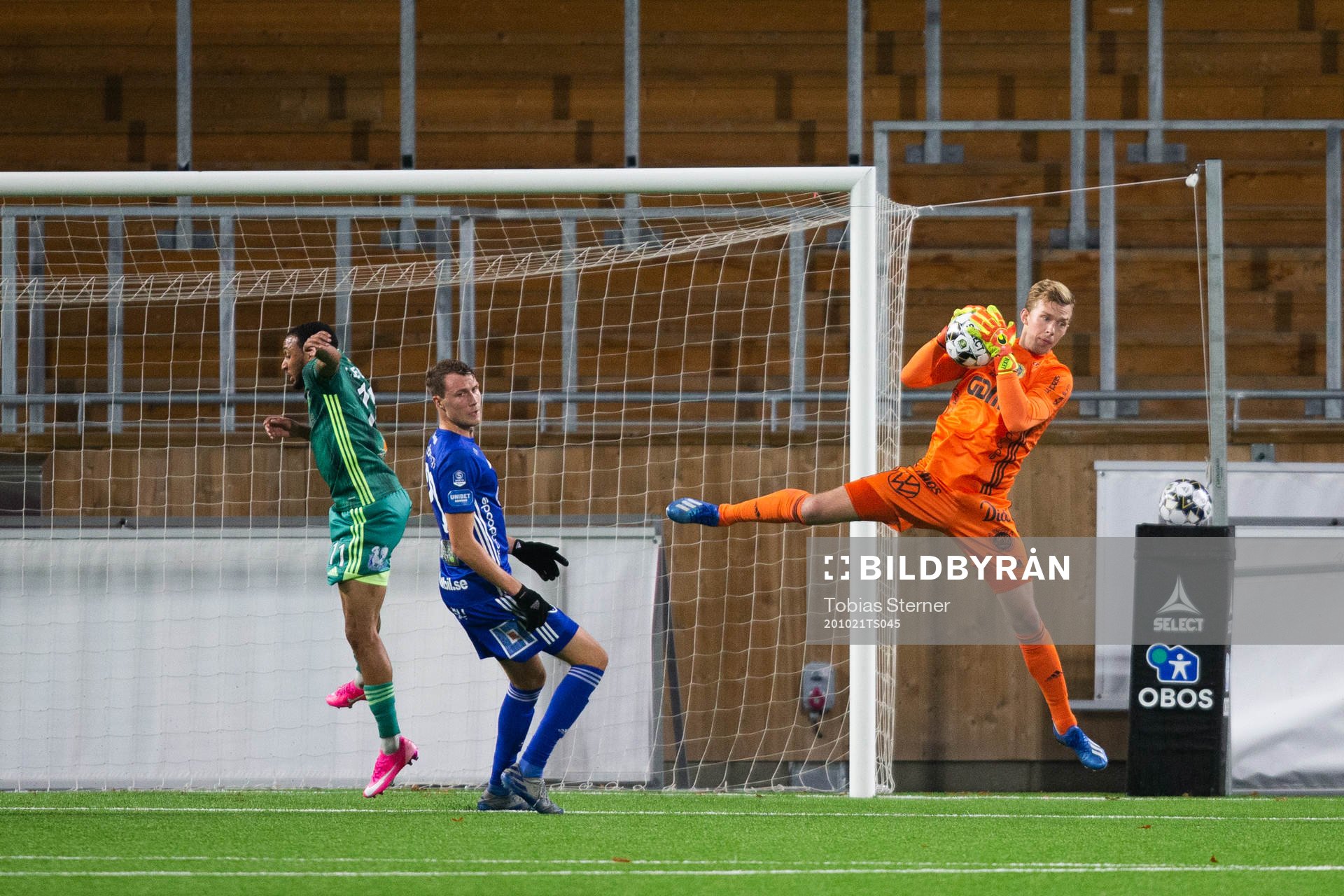 Sundsvalls målvakt Andreas Andersson under fotbollsmatchen i Superettan mellan Dalkurd och GIF Sundsvall den 21 oktober 2020 i Uppsala.