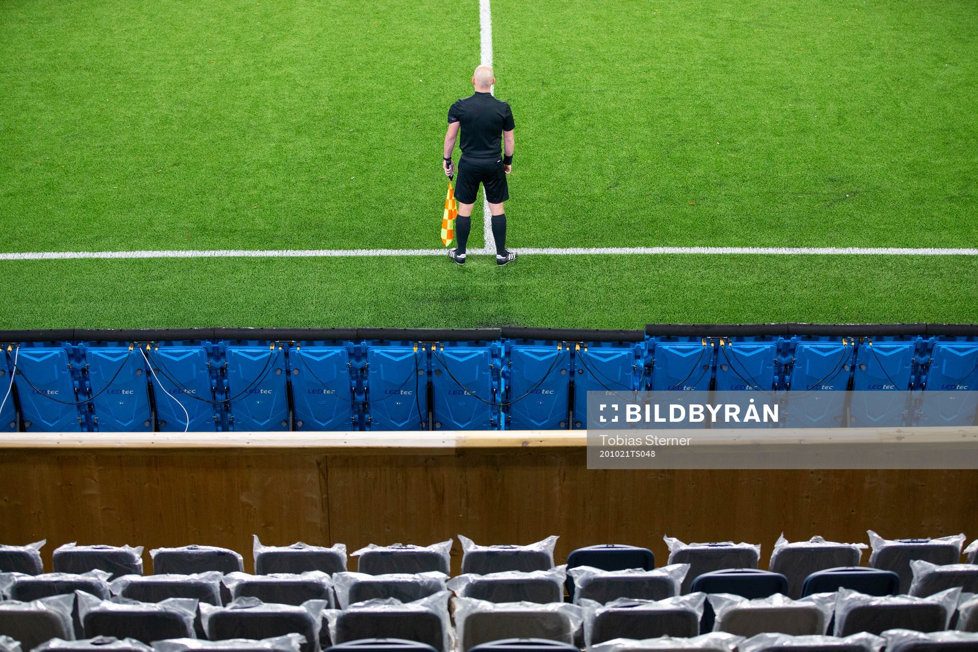 Assisterande domare Fredrik Hammarström under fotbollsmatchen i Superettan  mellan Dalkurd och GIF Sundsvall den 21 oktober 2020 i Uppsala.