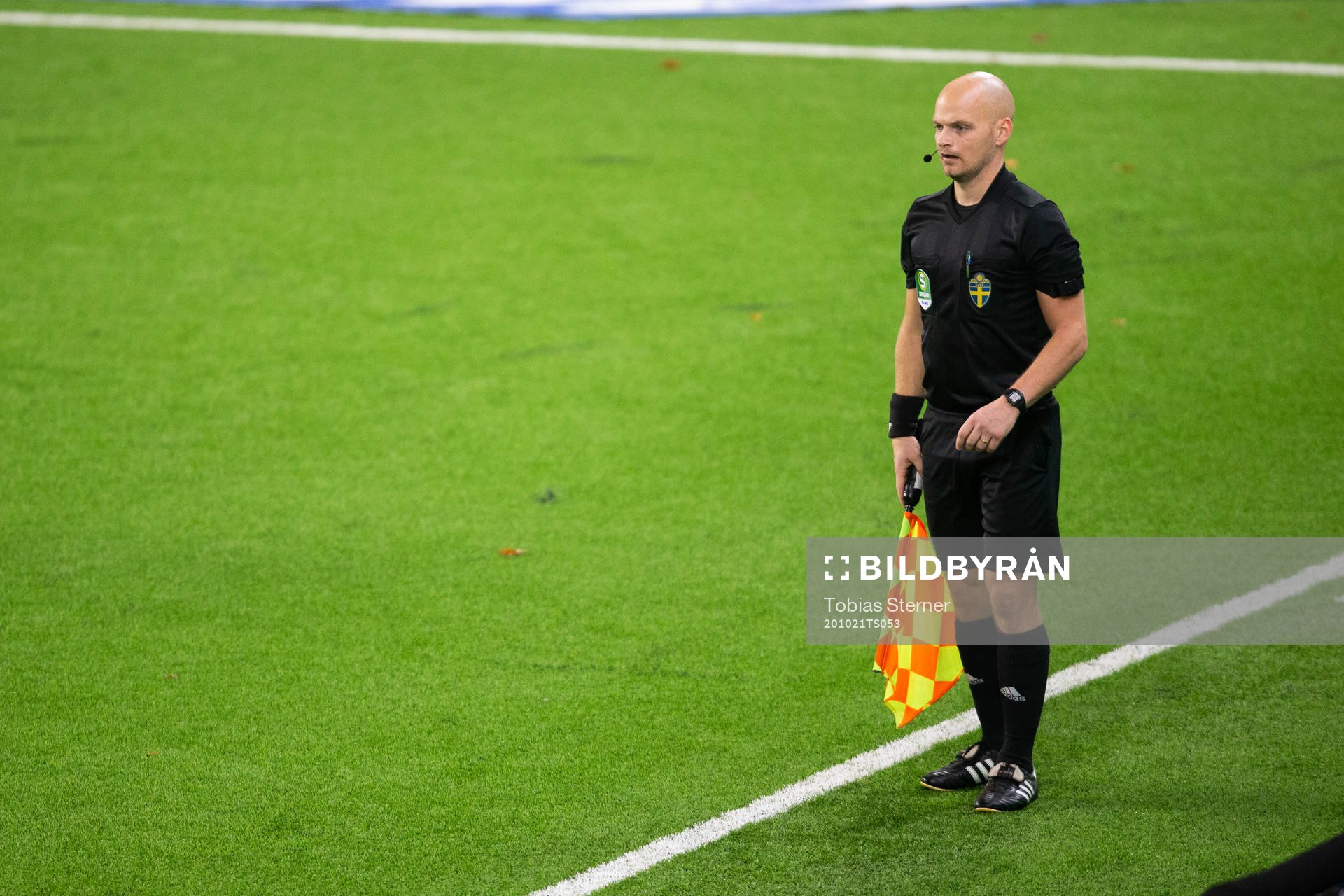 Assisterande domare Fredrik Hammarström under fotbollsmatchen i Superettan mellan Dalkurd och GIF Sundsvall den 21 oktober 2020 i Uppsala.