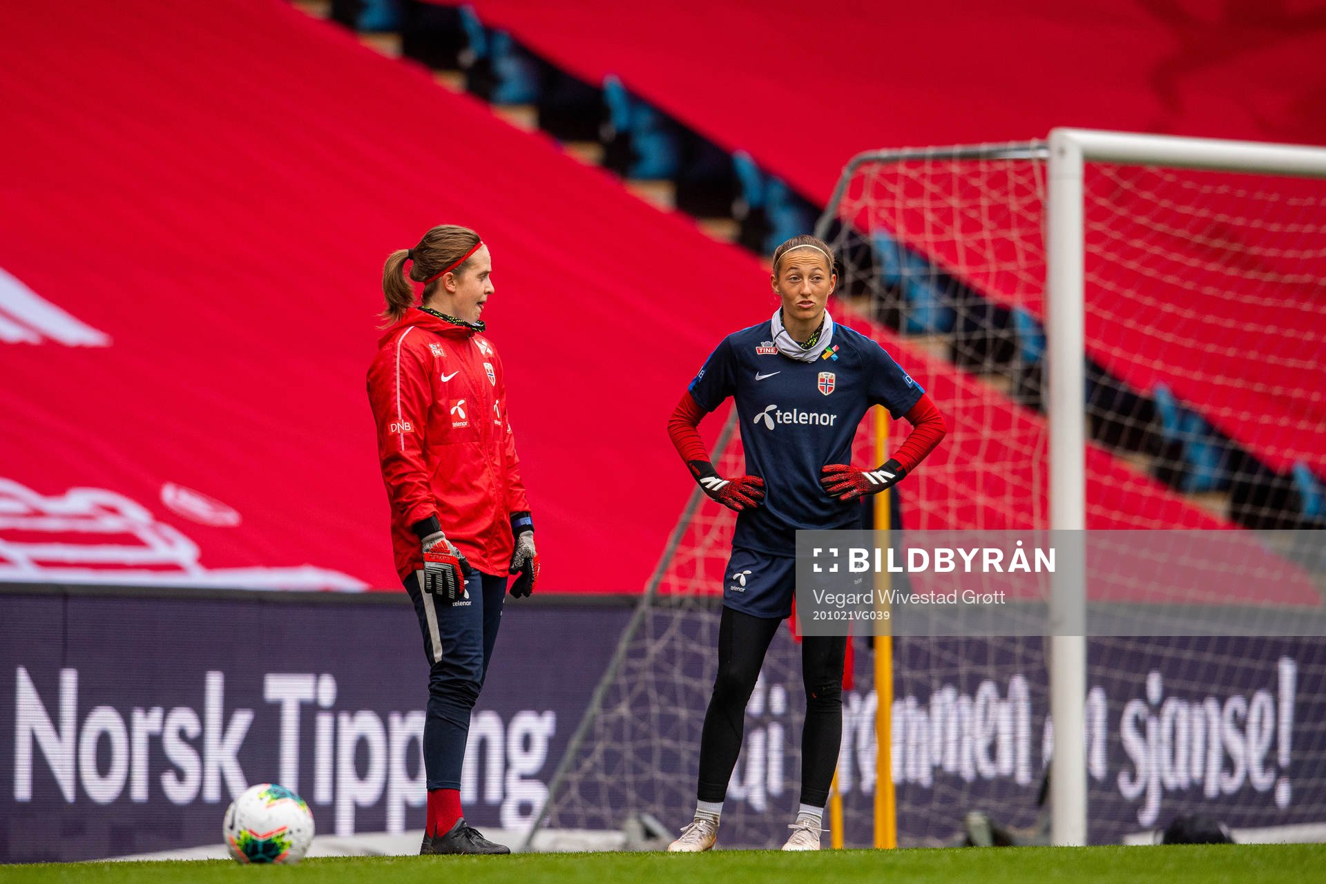 Goalkeepers Ida Norstrøm and Cecilie Fiskerstrand of the