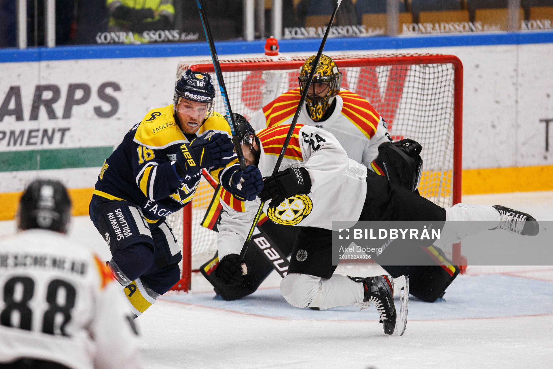 s Filip Sandberg oroar framför Brynäs Emil Molin och