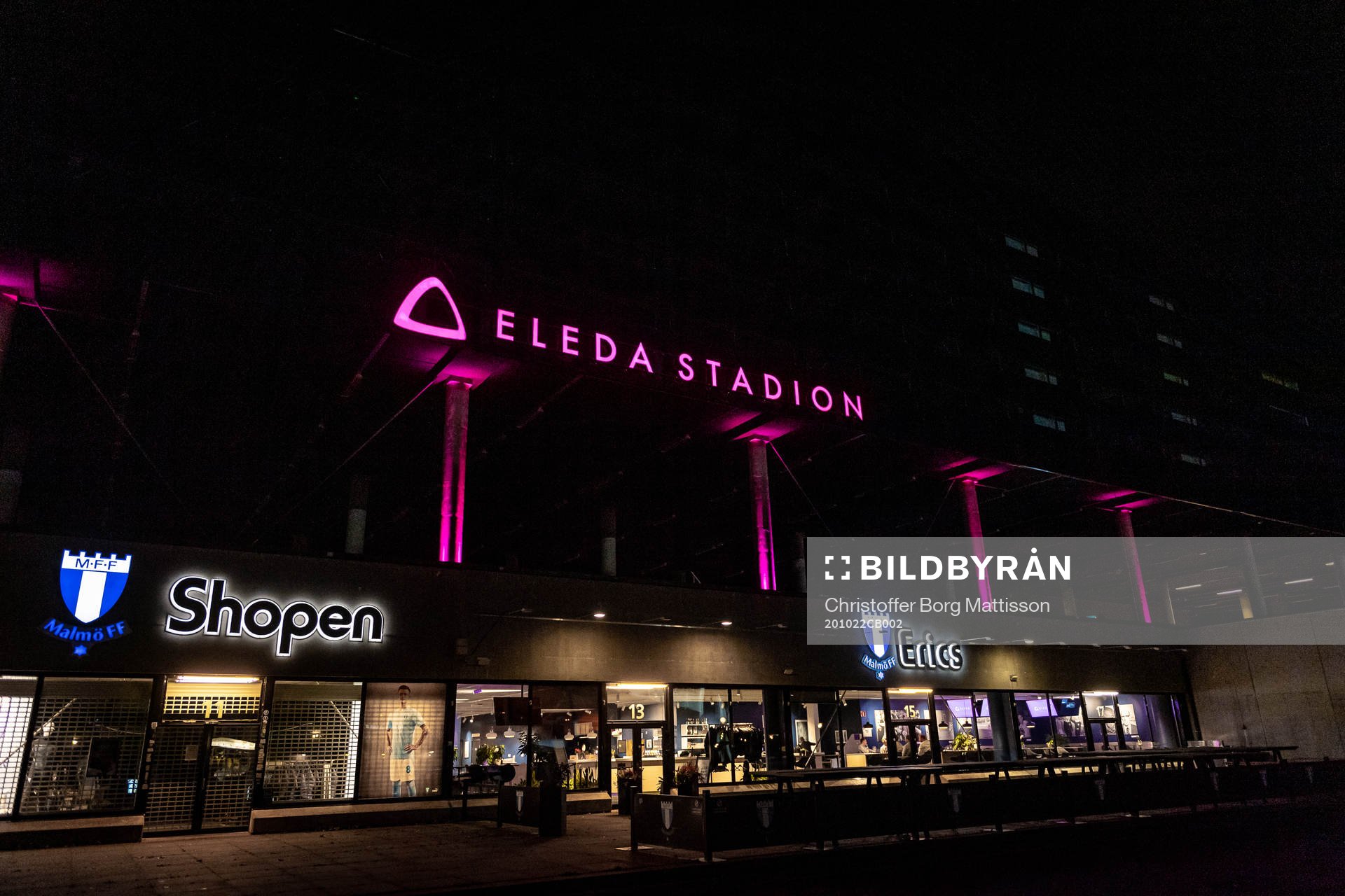 Skylt utanför Eleda Stadion med rosa ljus