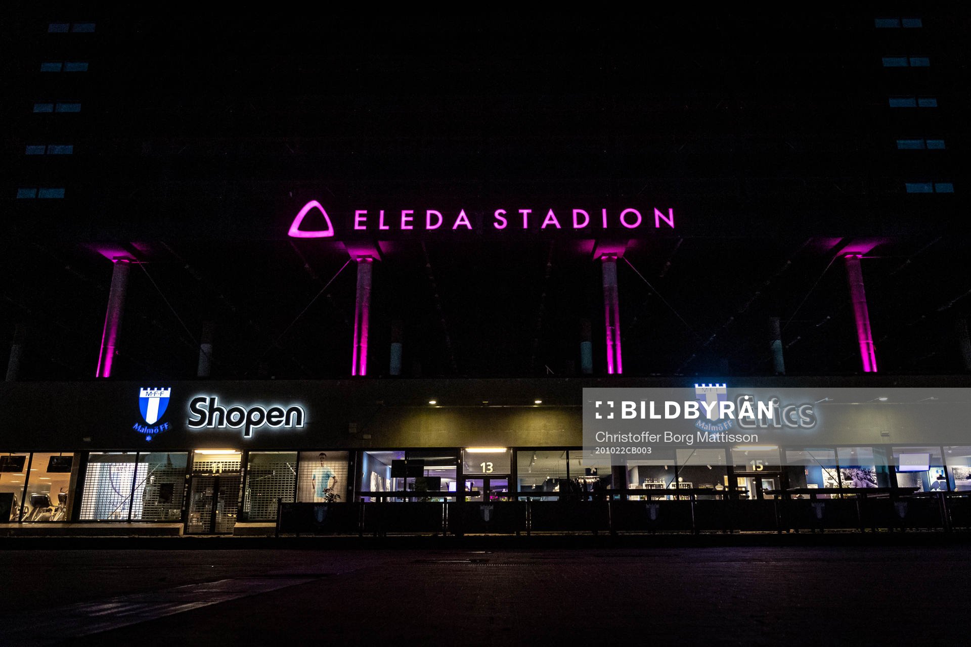 Skylt utanför Eleda Stadion med rosa ljus