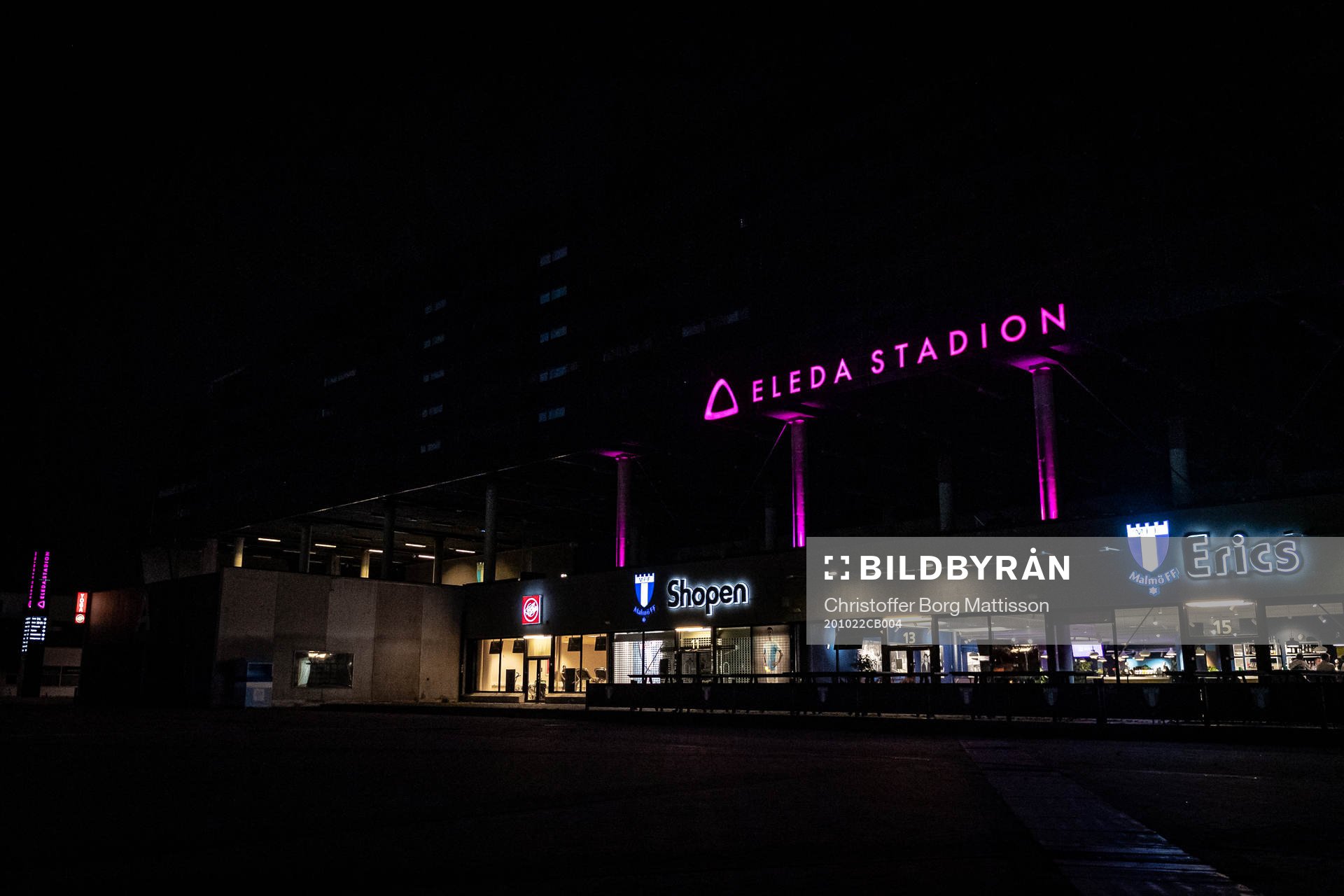 Skylt utanför Eleda Stadion med rosa ljus