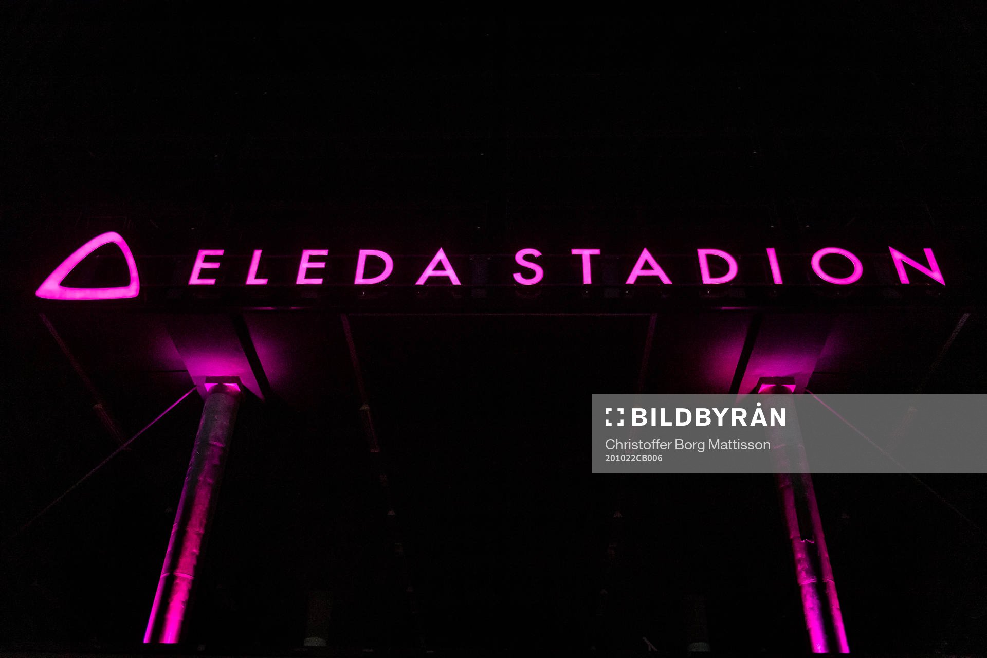 Skylt utanför Eleda Stadion med rosa ljus